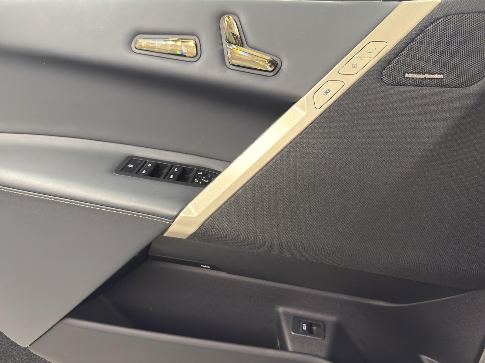 BMW iX xDrive40 SPORT-image-14