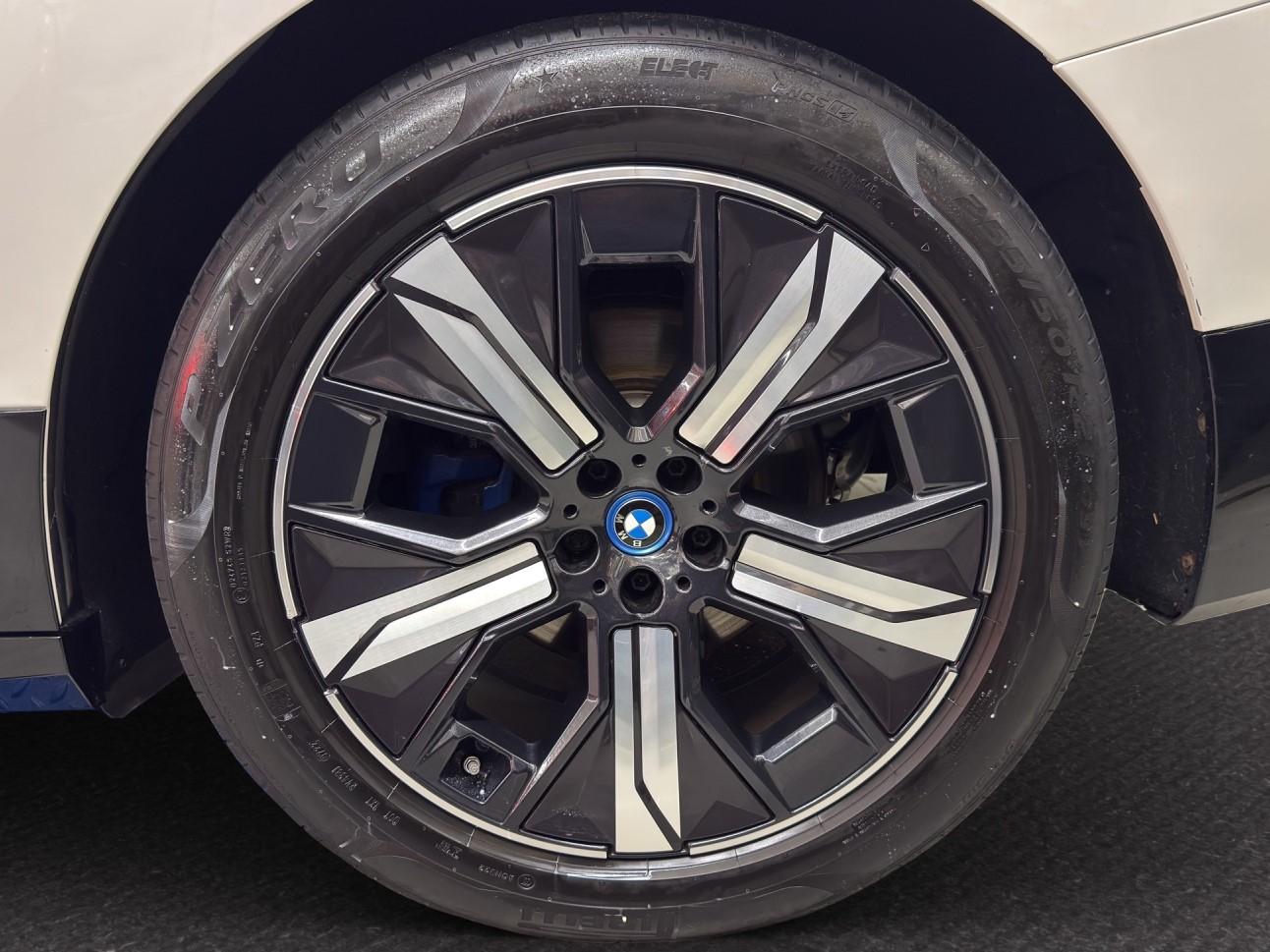 BMW iX xDrive40 SPORT-image-9