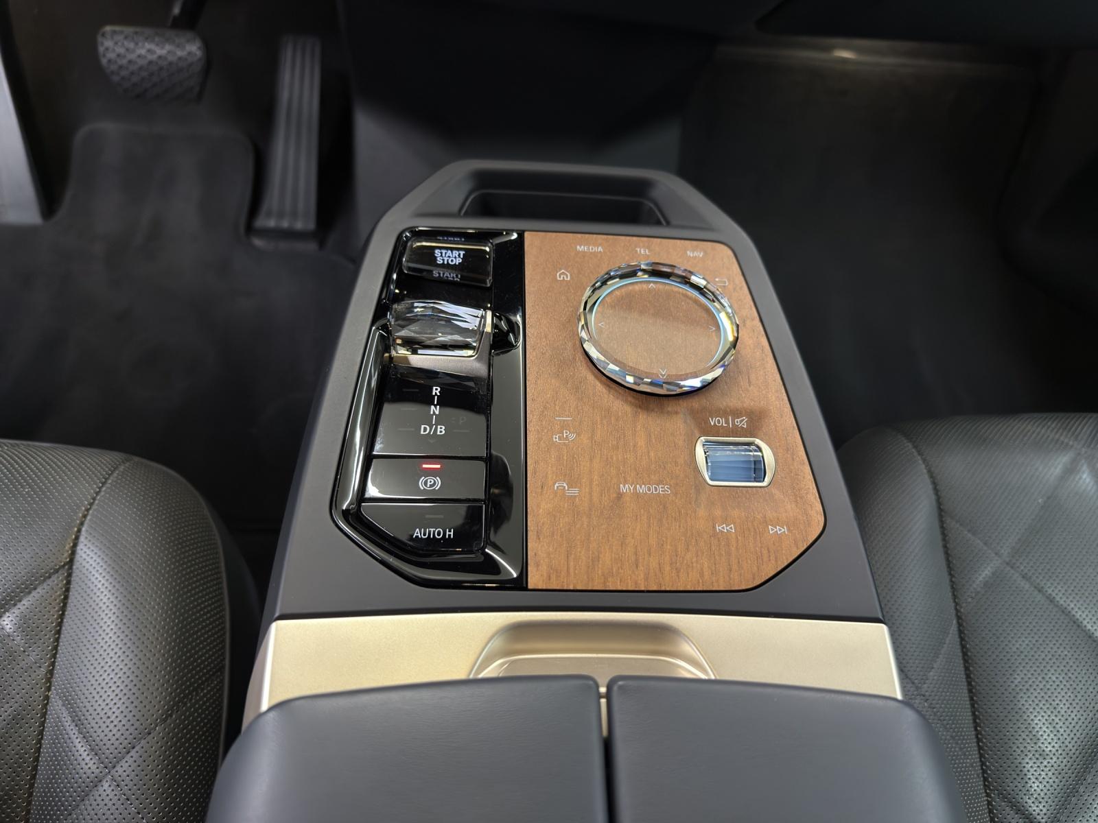 BMW iX xDrive40 SPORT-image-16