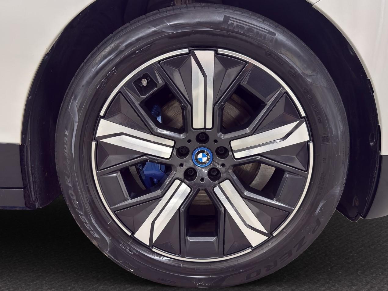 BMW iX xDrive40 SPORT-image-11