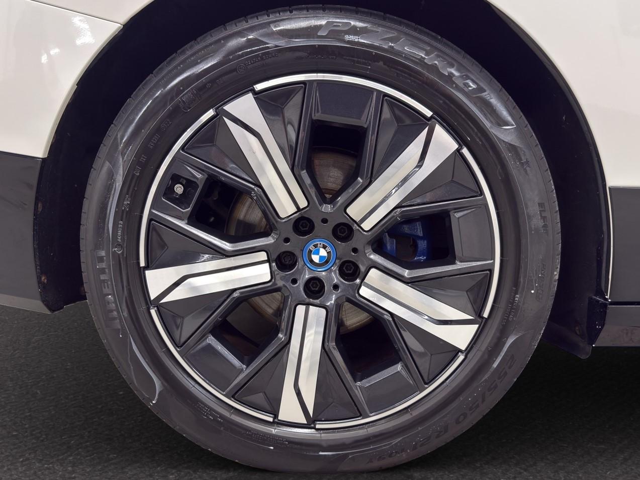 BMW iX xDrive40 SPORT-image-10