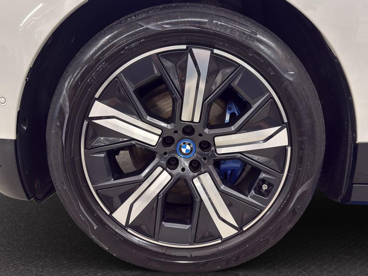 BMW iX xDrive40 SPORT-image-8