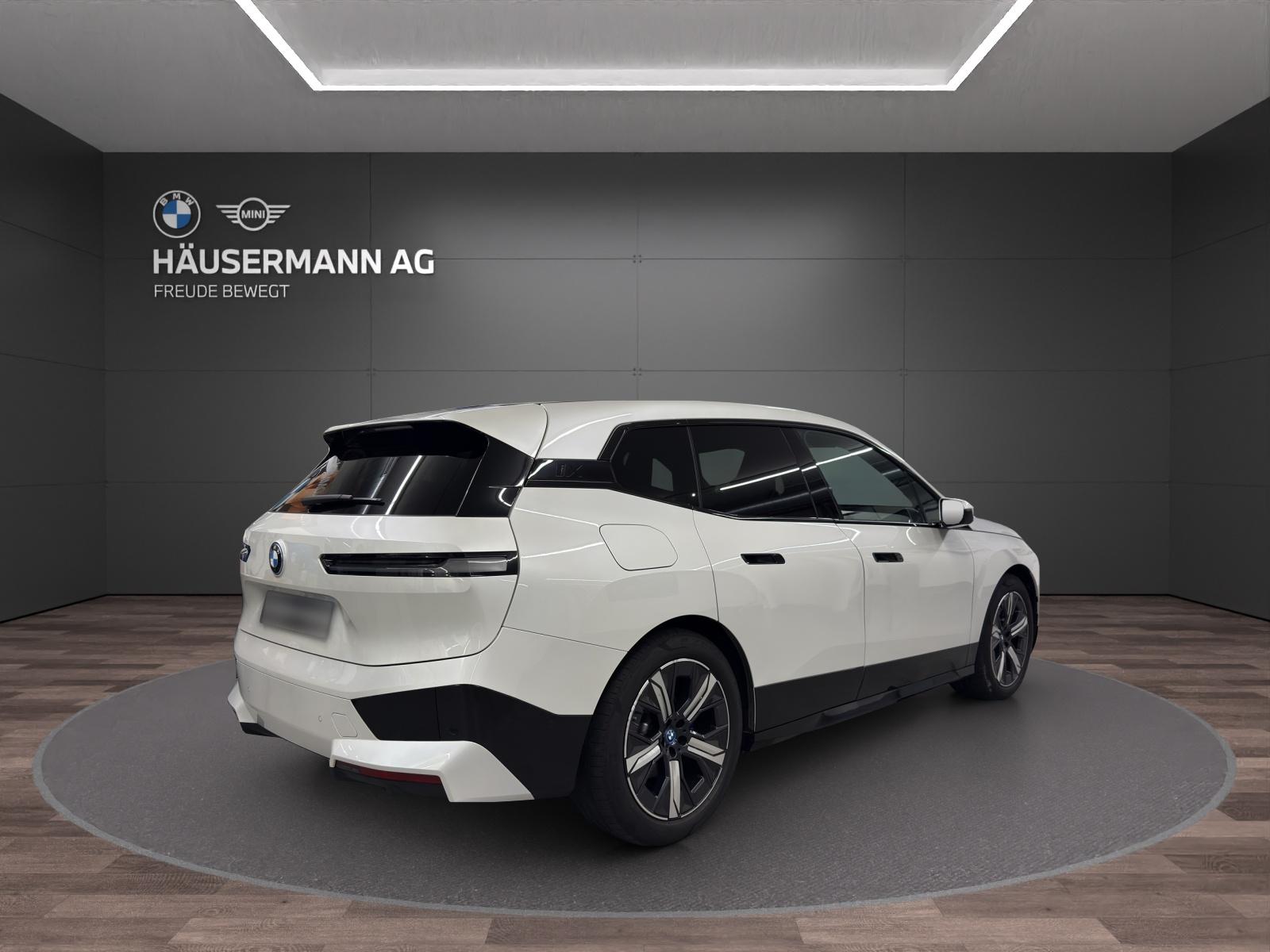 BMW iX xDrive40 SPORT-image-4