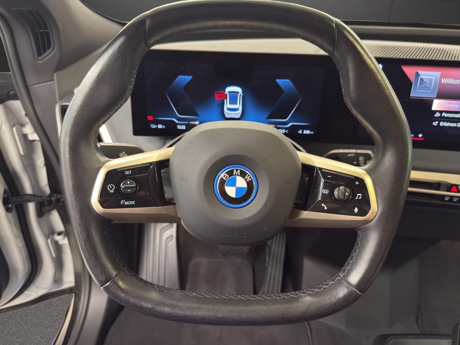 BMW iX xDrive40 SPORT-image-12