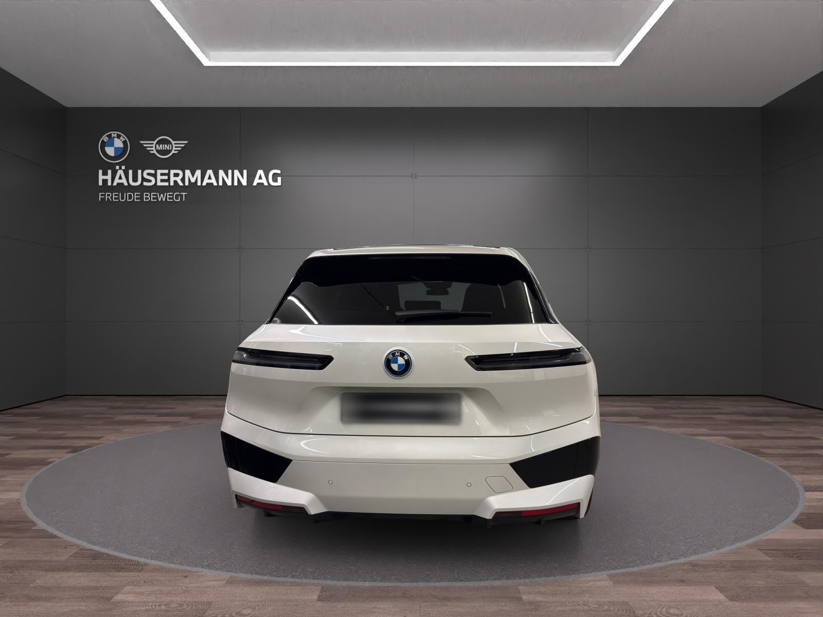 BMW iX xDrive40 SPORT-image-5