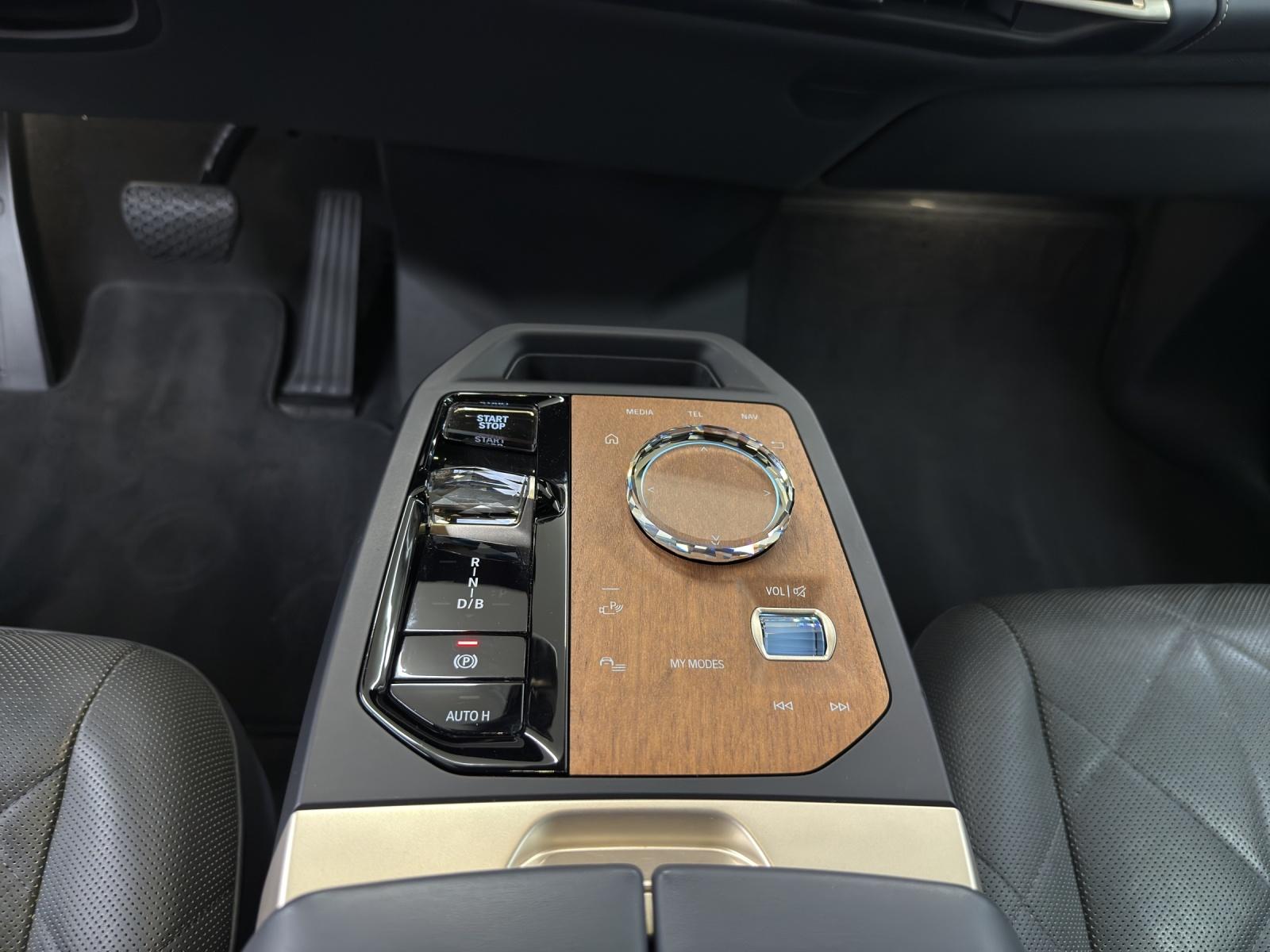 BMW iX xDrive40 SPORT-image-15