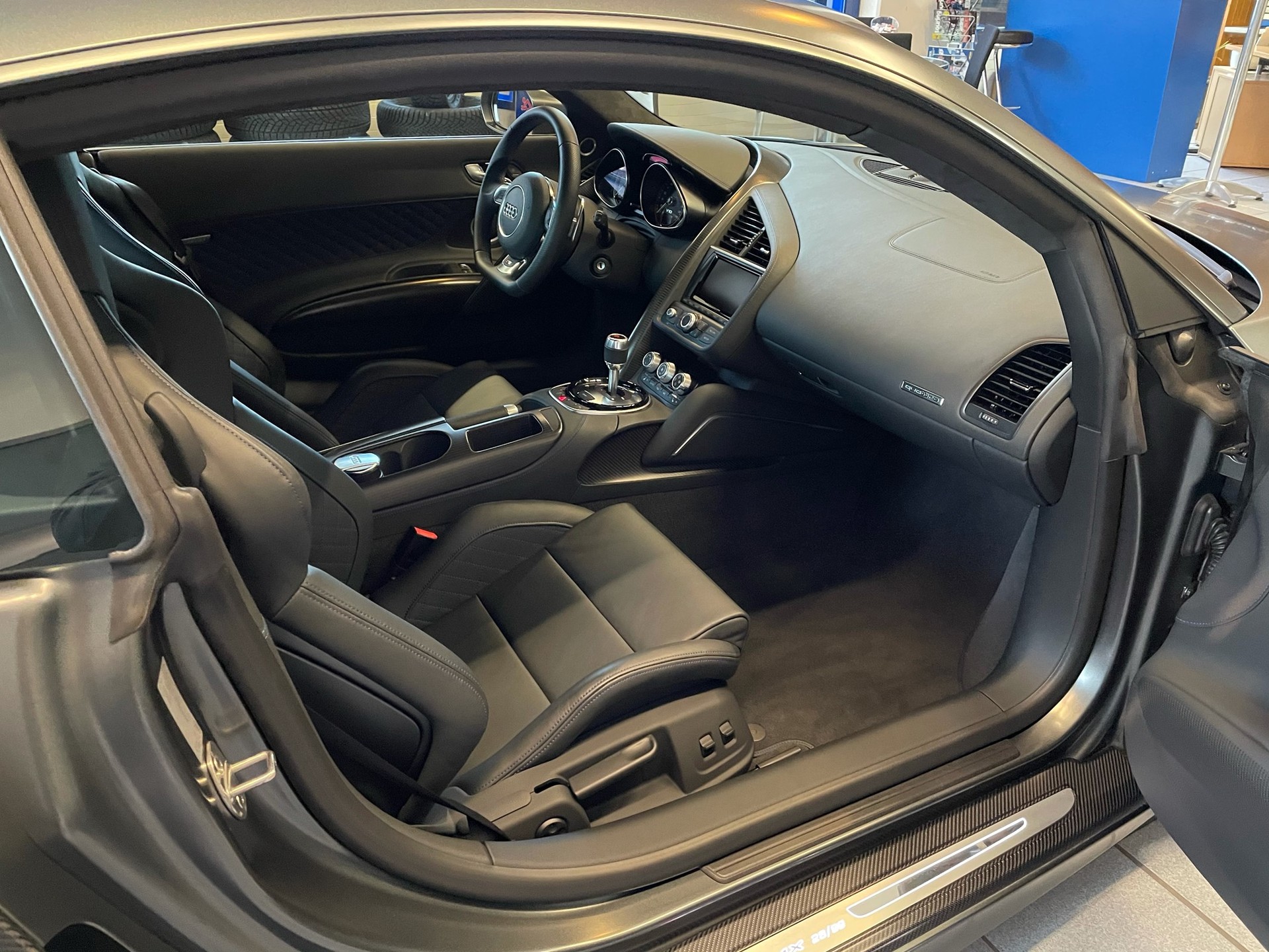AUDI R8 Coupé 5.2 LMX R-Tronic-image-11