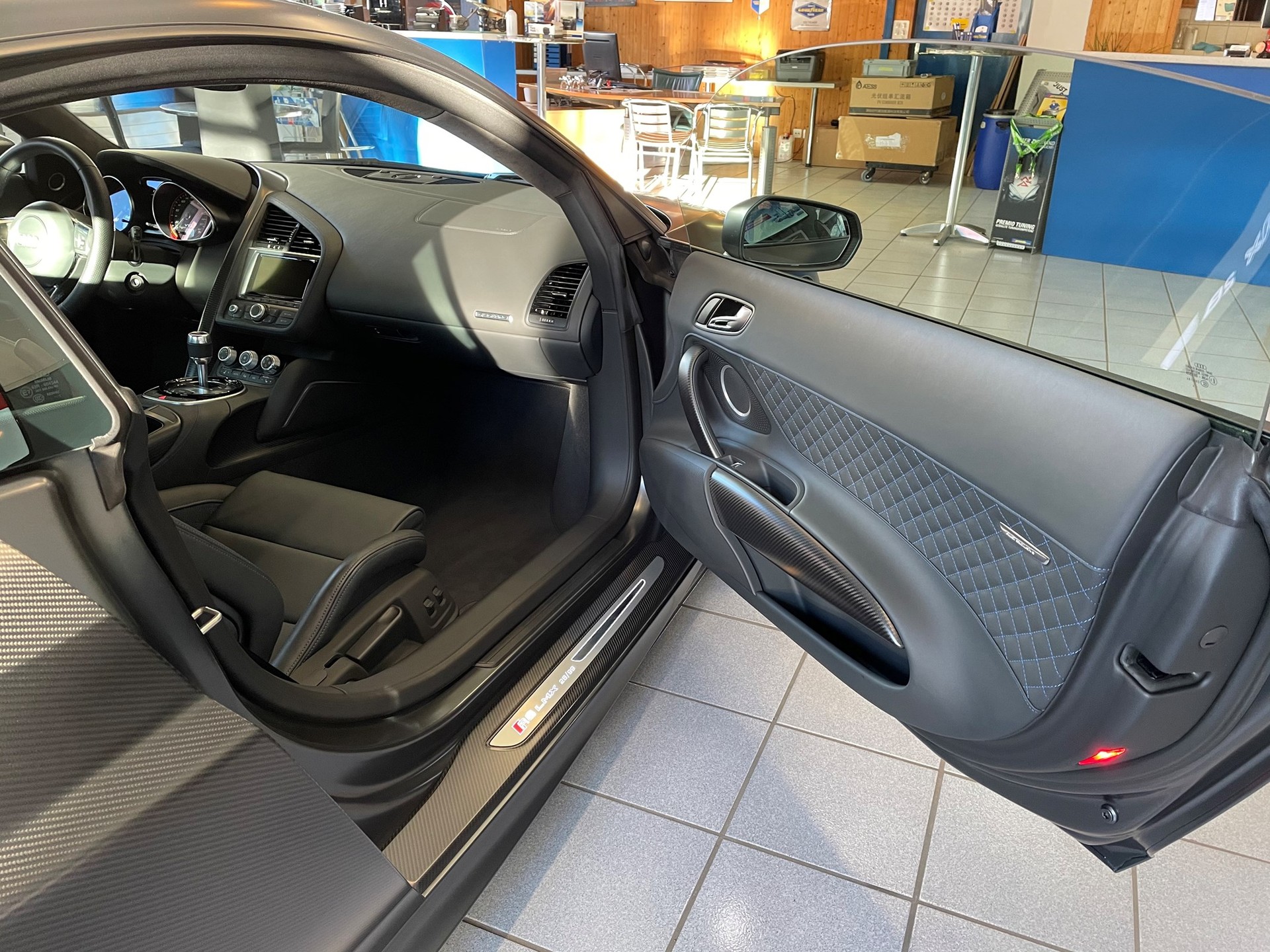 AUDI R8 Coupé 5.2 LMX R-Tronic-image-12