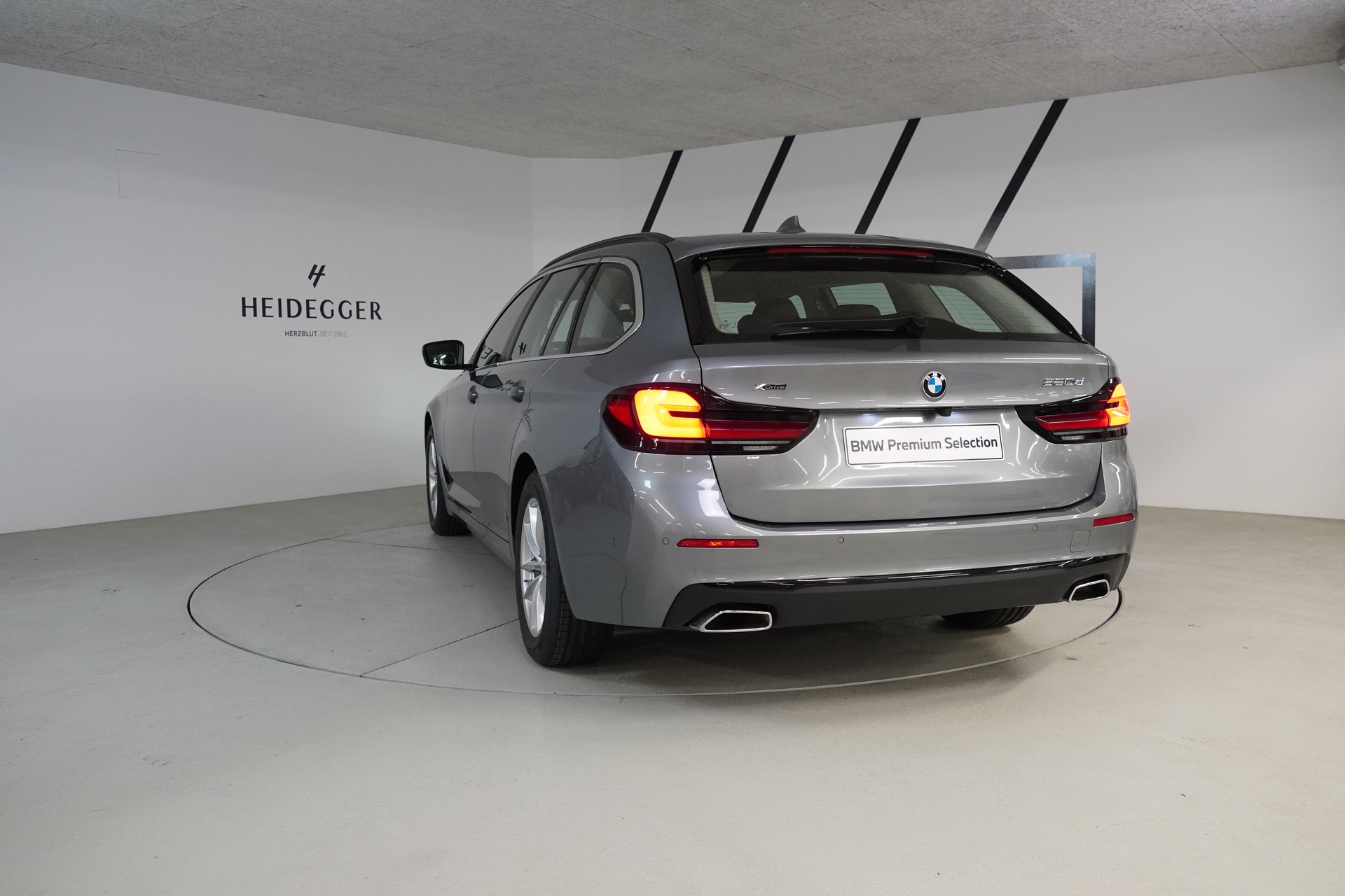 BMW 520d xDrive 48V Touring Steptronic-image-4