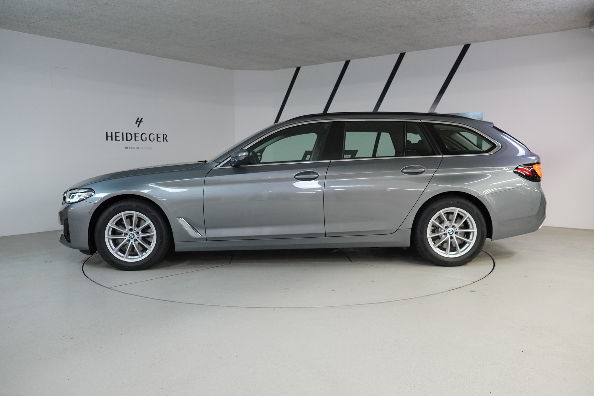 BMW 520d xDrive 48V Touring Steptronic-image-3