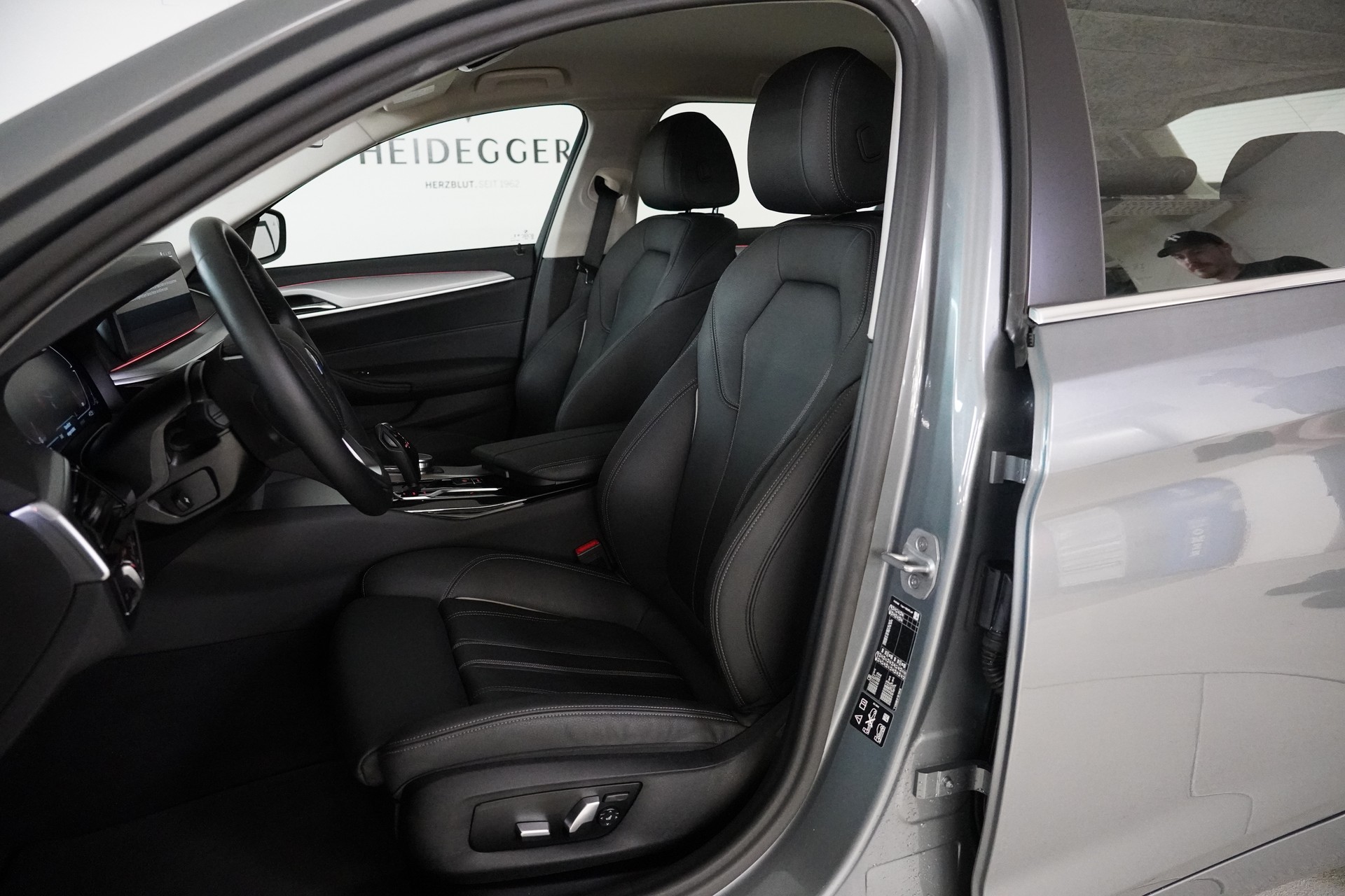 BMW 520d xDrive 48V Touring Steptronic-image-11