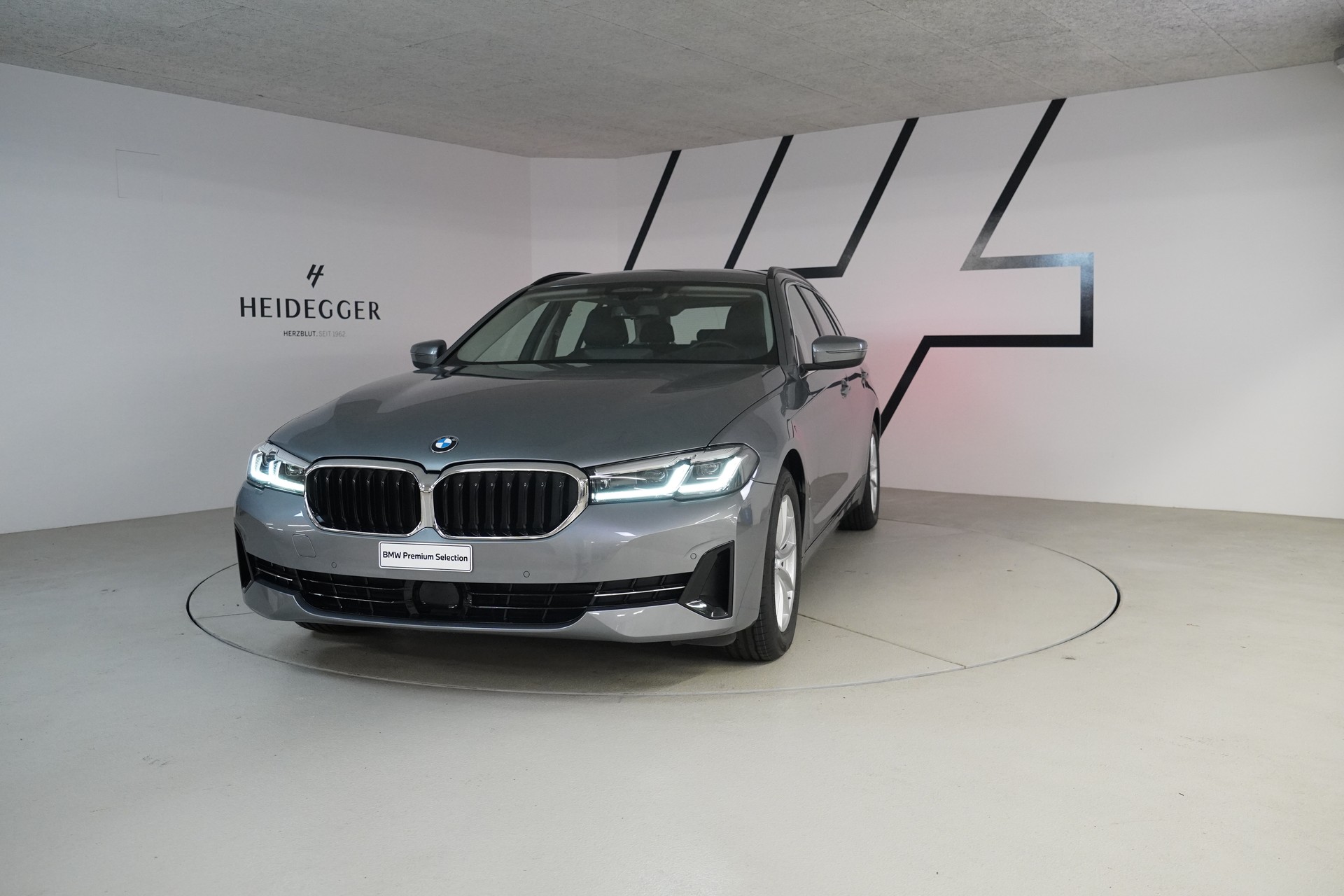 BMW 520d xDrive 48V Touring Steptronic-image-0