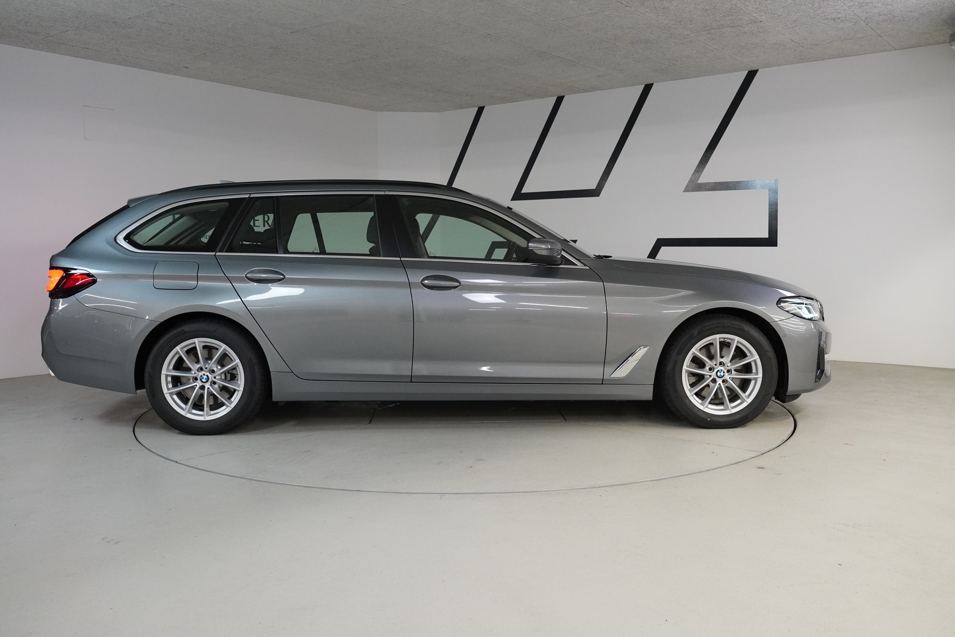 BMW 520d xDrive 48V Touring Steptronic-image-7