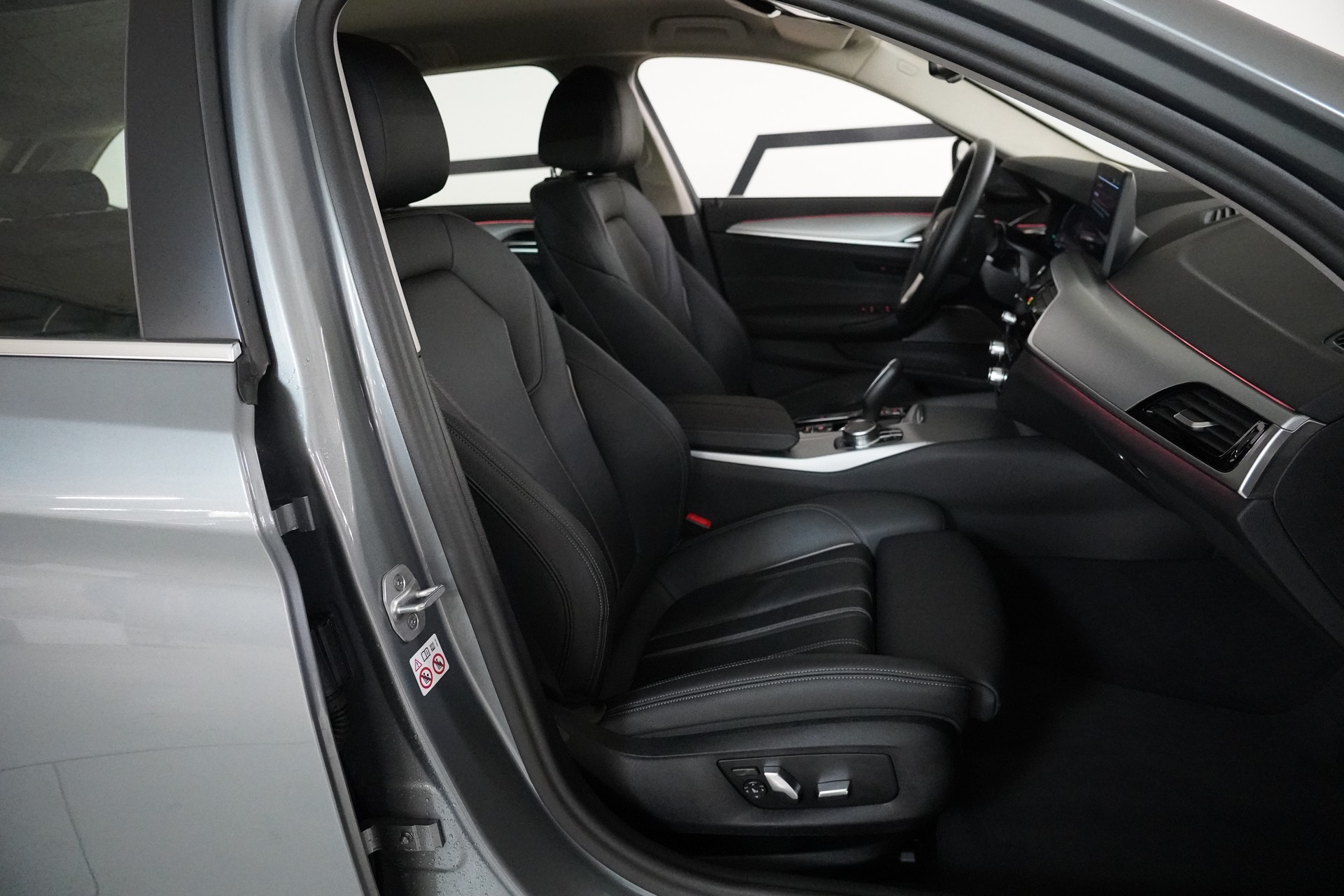 BMW 520d xDrive 48V Touring Steptronic-image-14