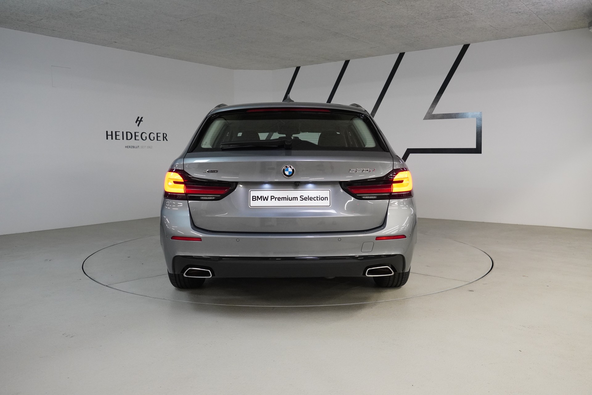 BMW 520d xDrive 48V Touring Steptronic-image-5