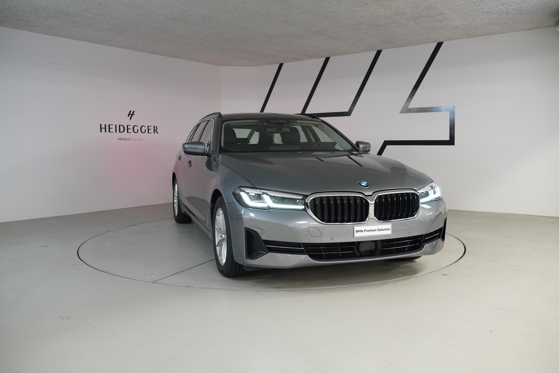 BMW 520d xDrive 48V Touring Steptronic-image-2