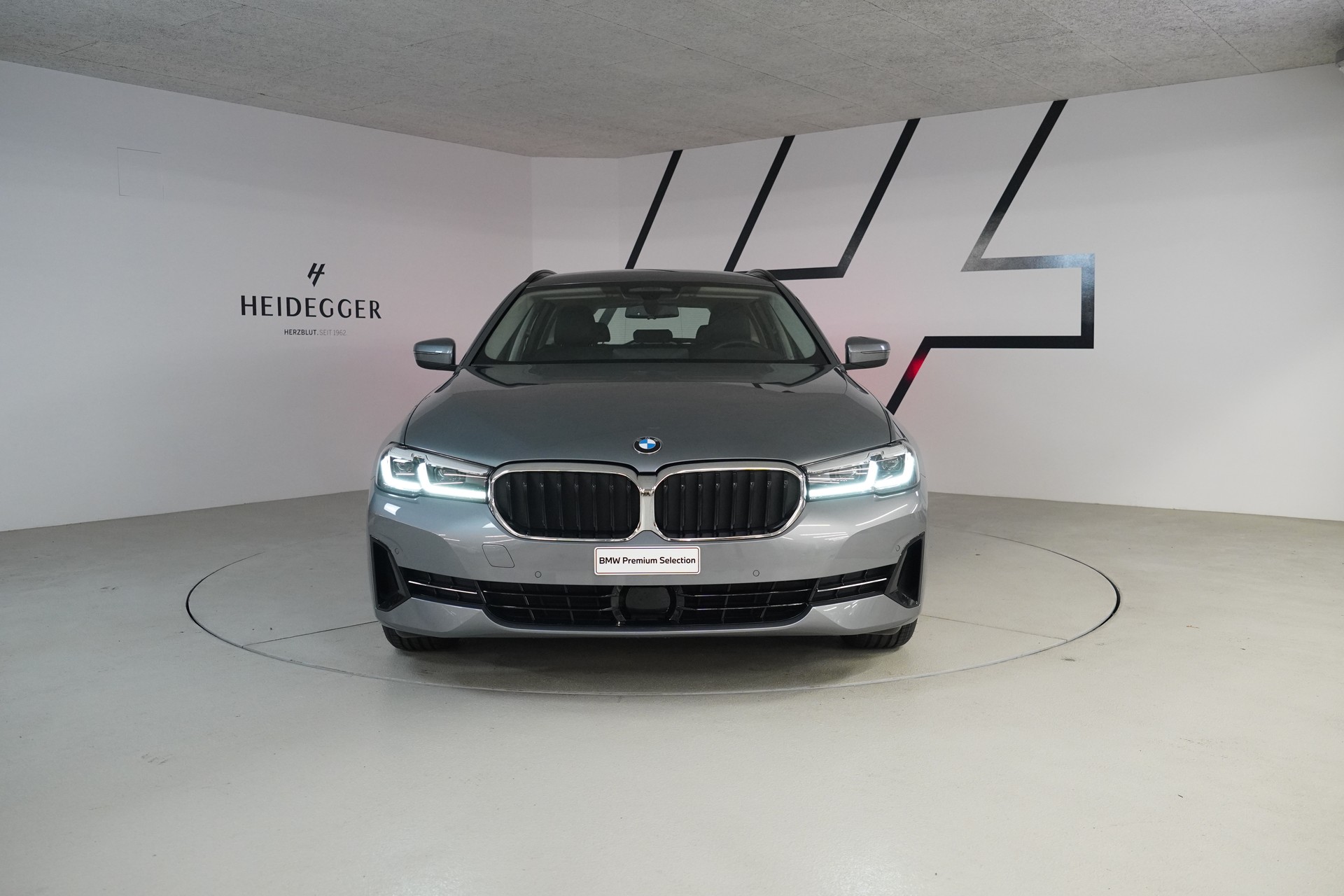 BMW 520d xDrive 48V Touring Steptronic-image-1