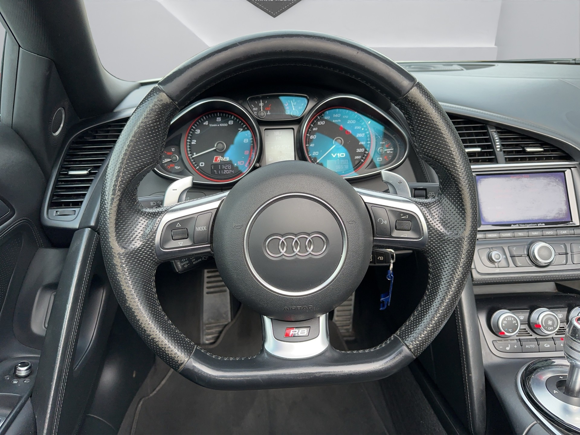 AUDI R8 Spyder 5.2 S-Tronic-image-9