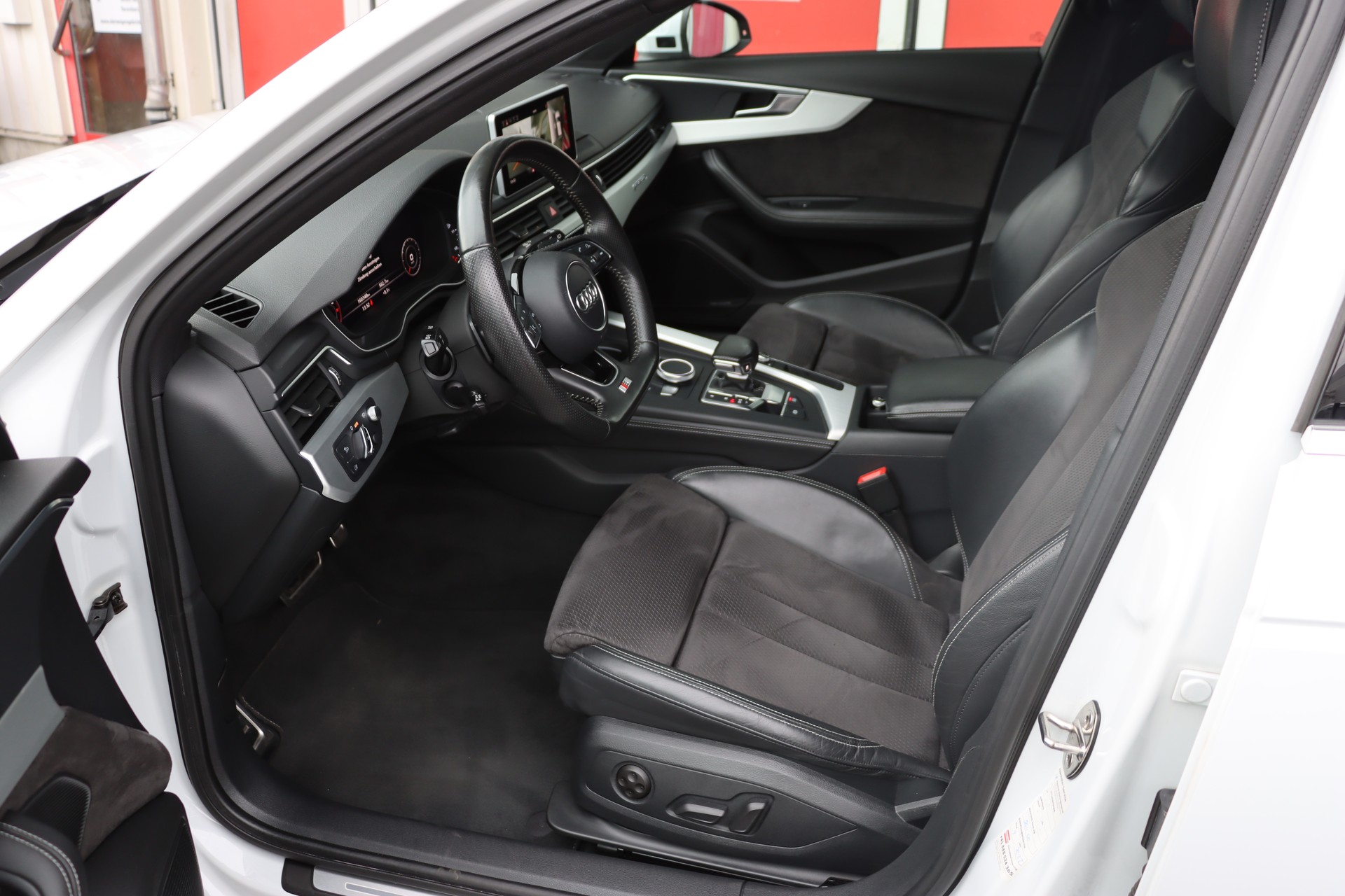 AUDI A4 Avant 3.0 TDI Sport quattro tiptronic-image-11