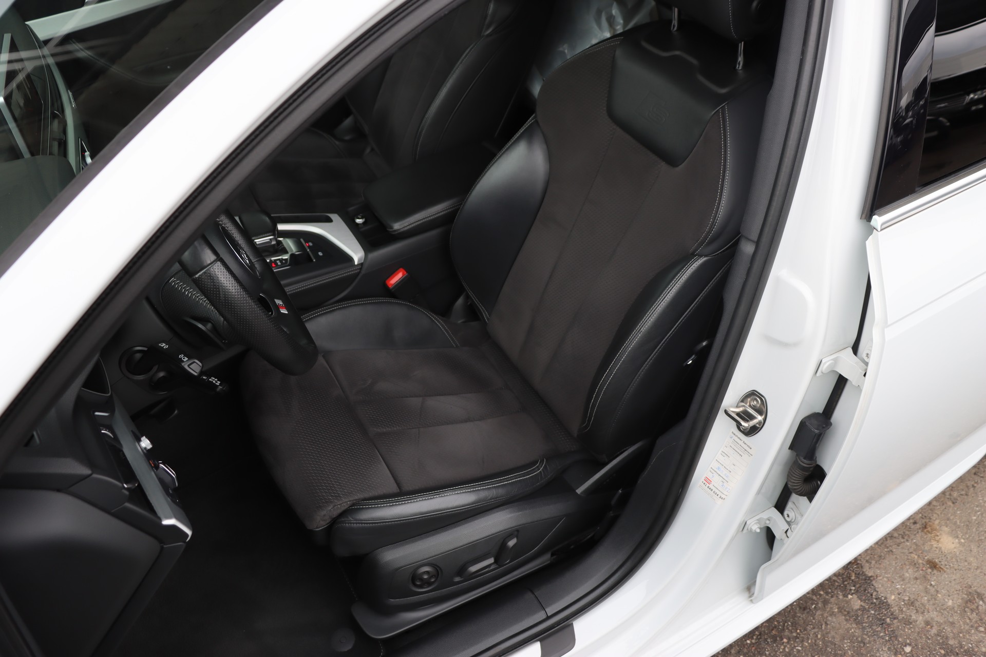 AUDI A4 Avant 3.0 TDI Sport quattro tiptronic-image-12