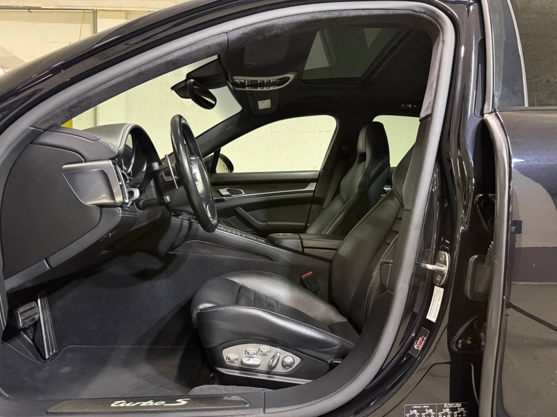 PORSCHE Panamera Turbo S-image-11