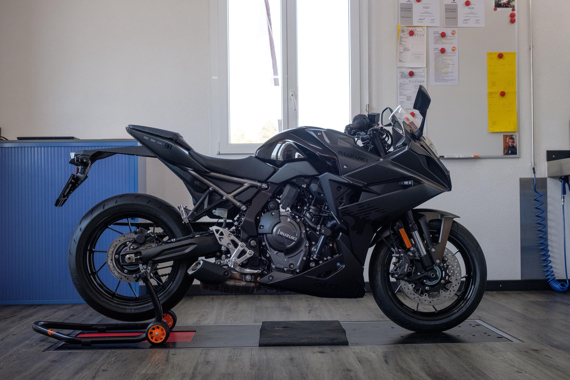 SUZUKI GSX 8 R