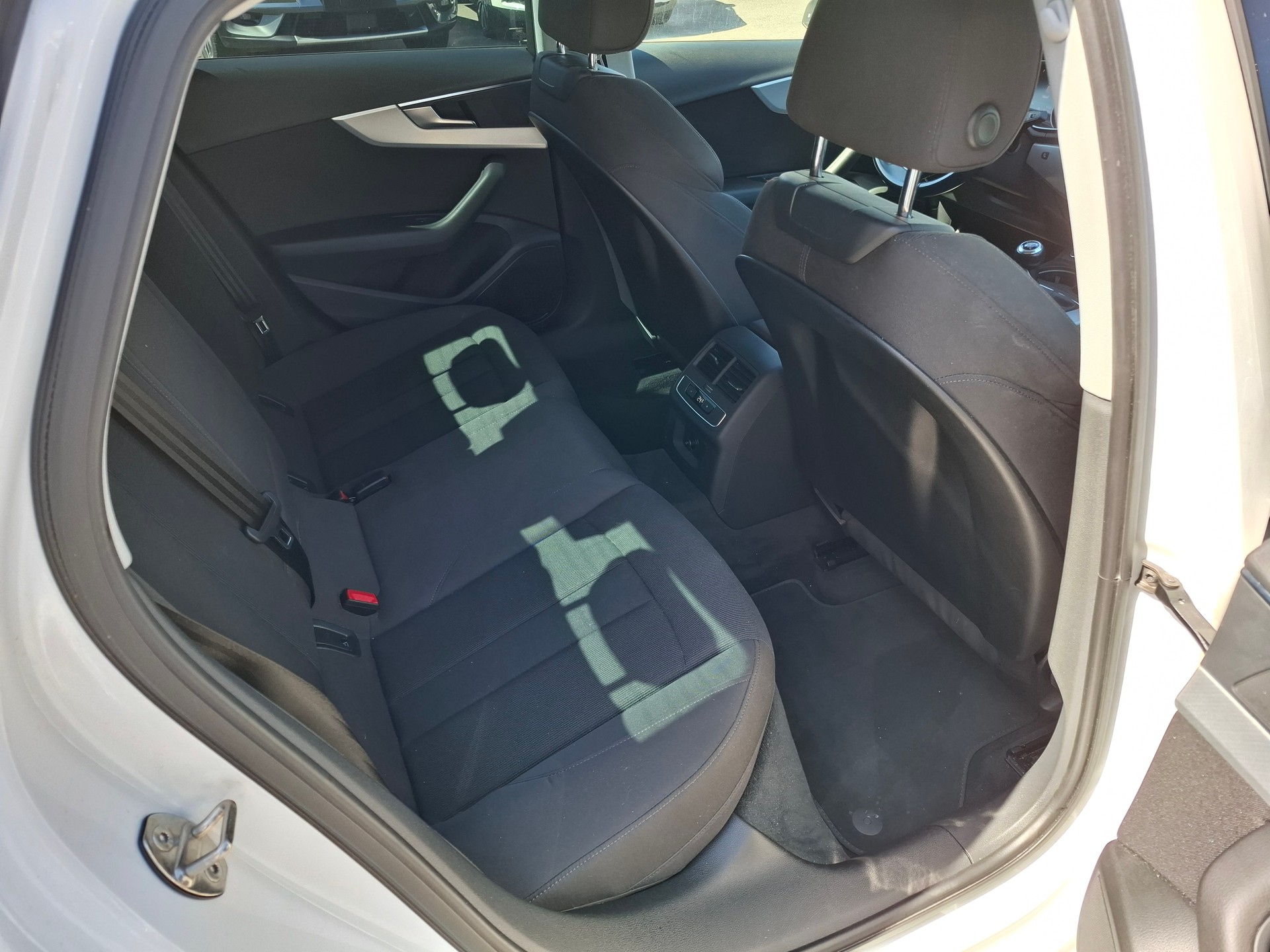 AUDI A4 2.0 TDI Design-image-8