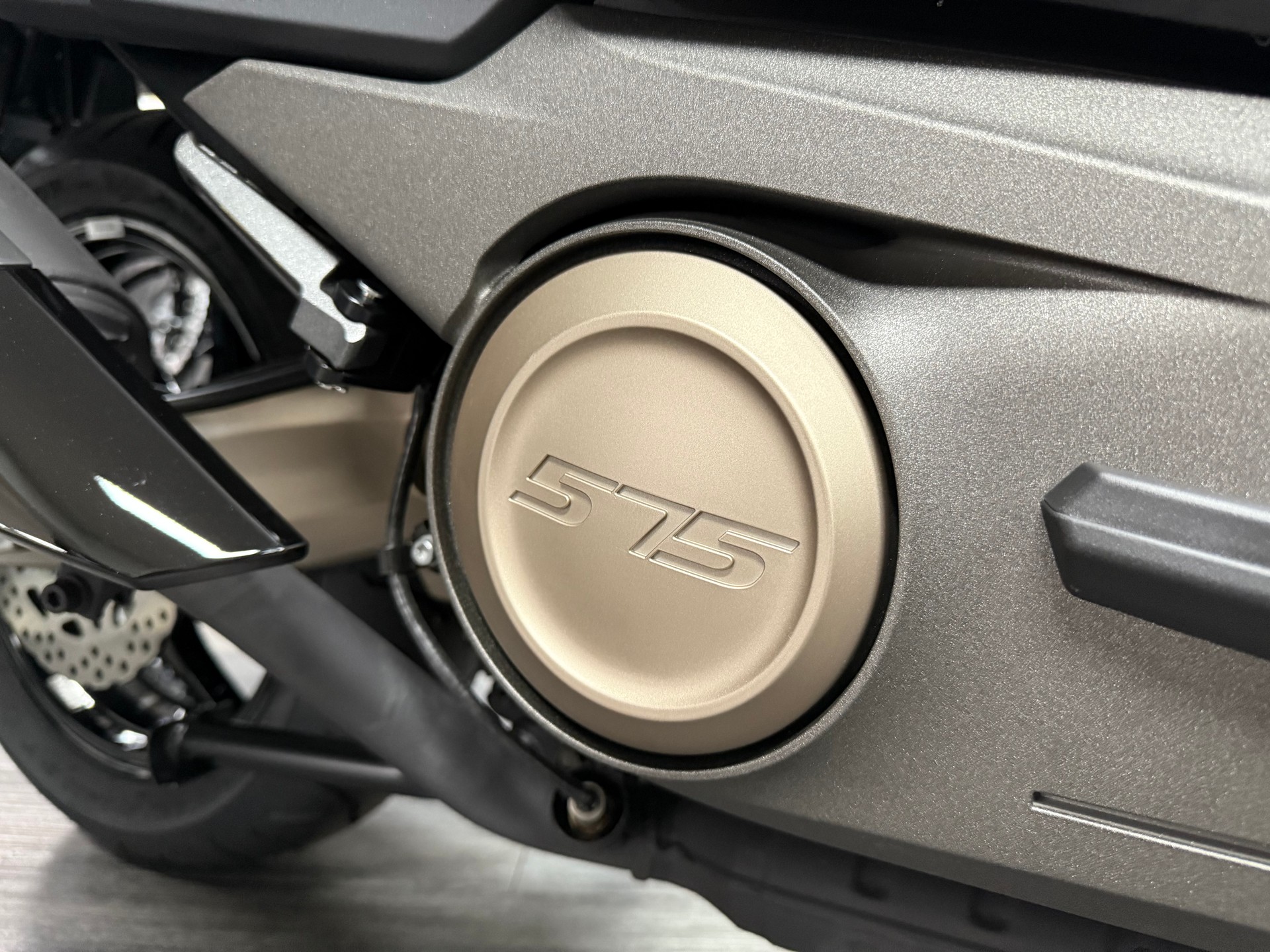 KYMCO NEW AK 575 E5+ 2025-showroom-element-3