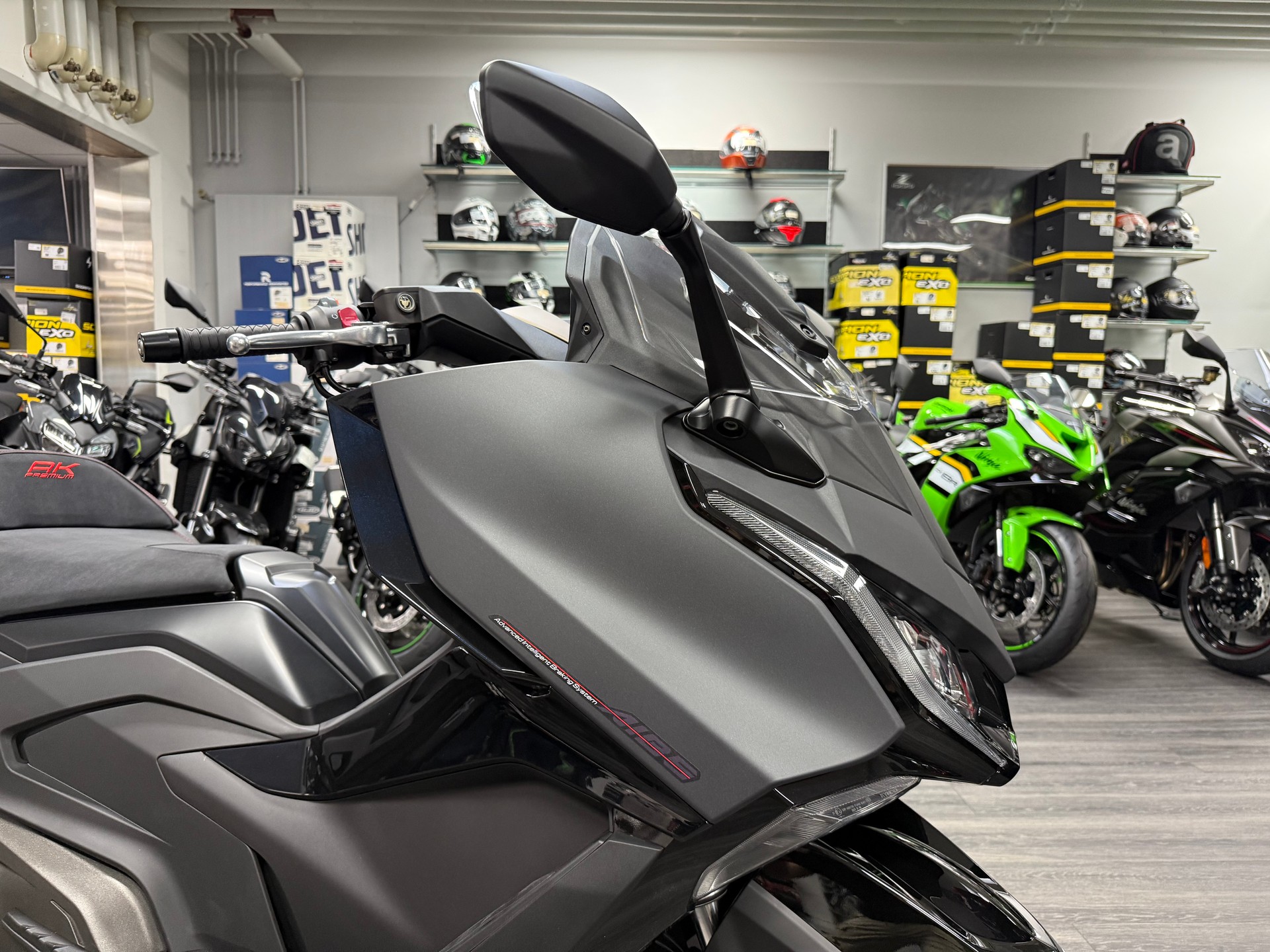 KYMCO NEW AK 575 E5+ 2025-showroom-element-2