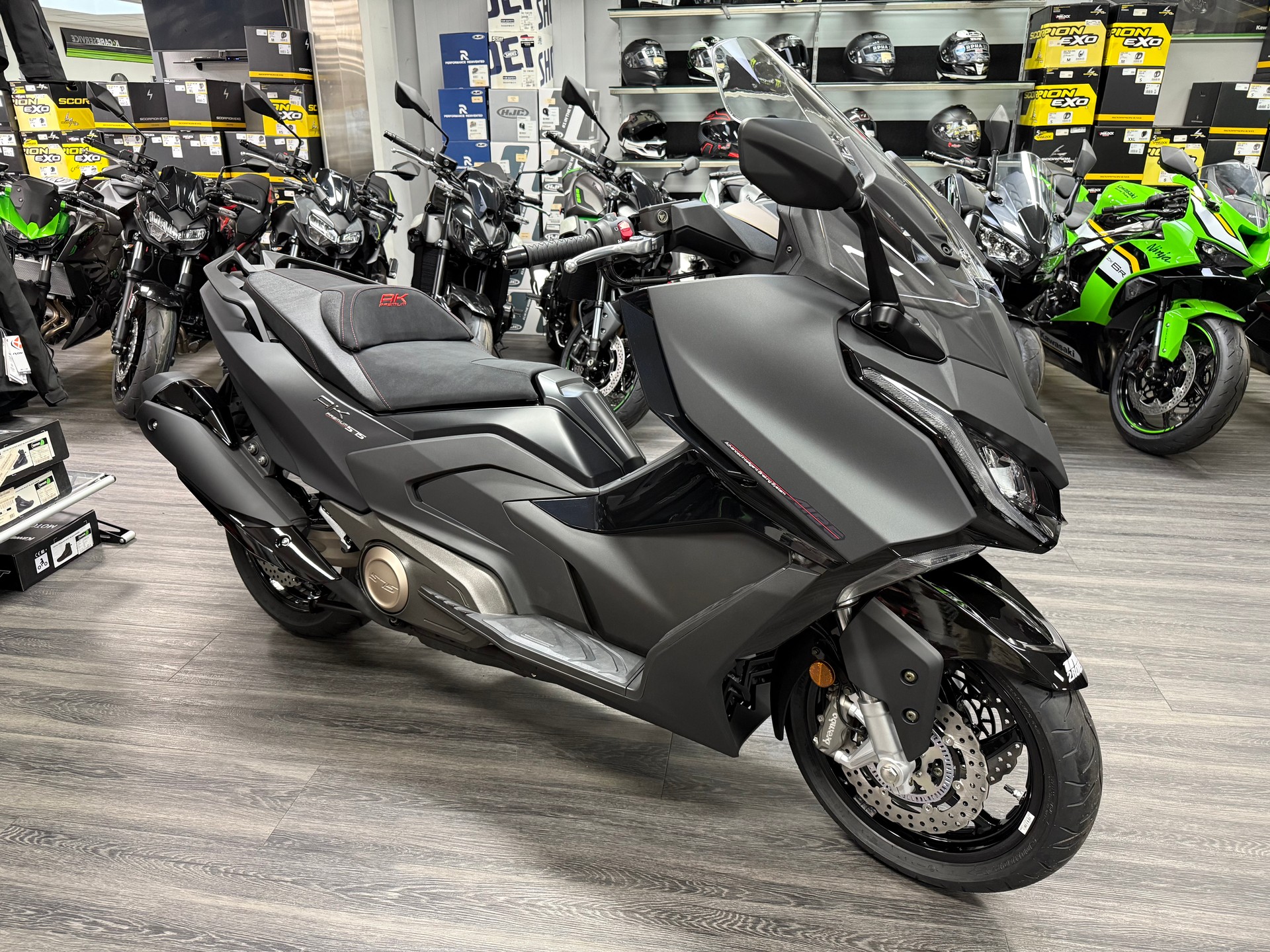 KYMCO NEW AK 575 E5+ 2025-showroom-element-1