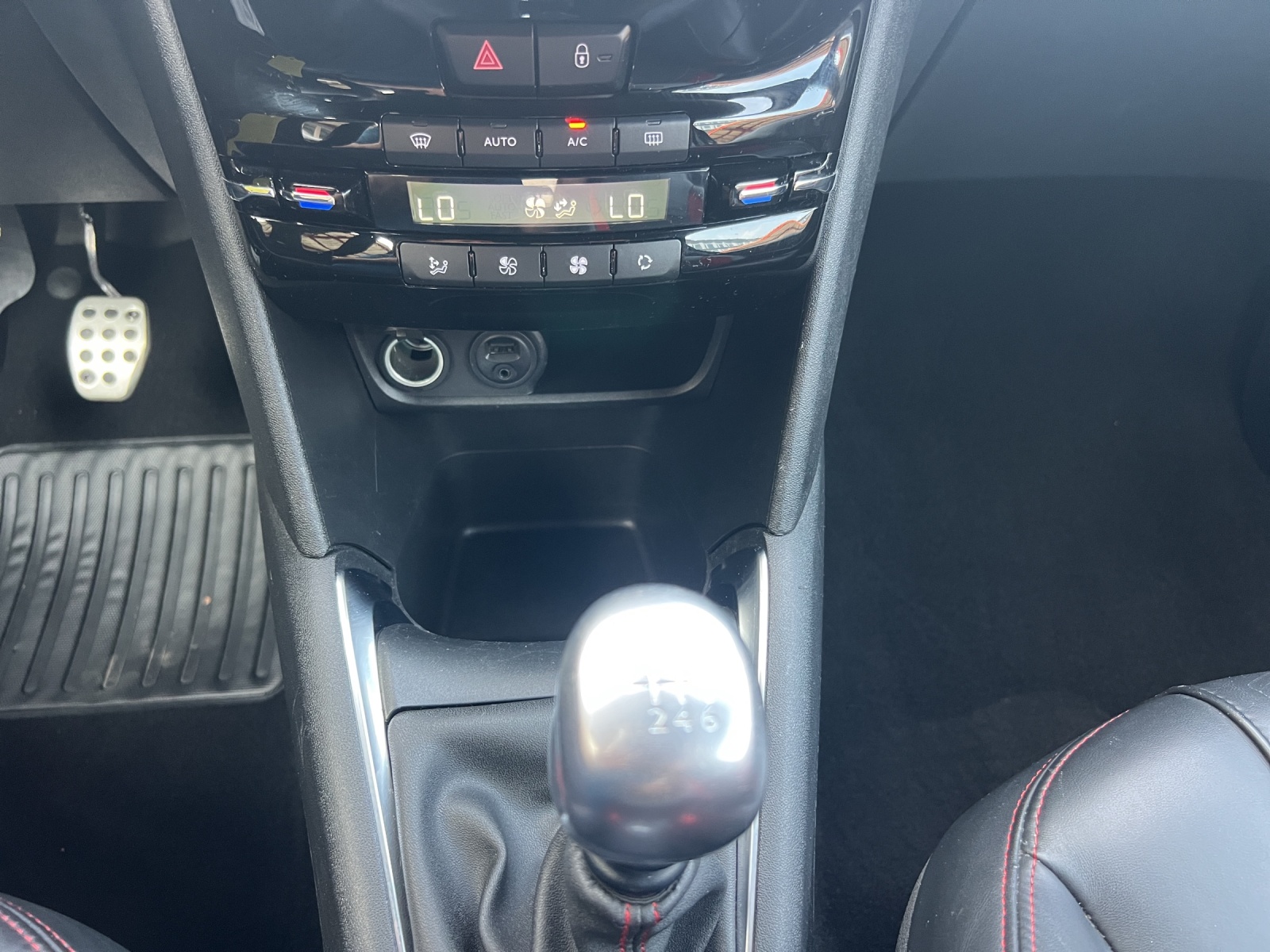 PEUGEOT 208 1.6 Turbo GTi-image-23