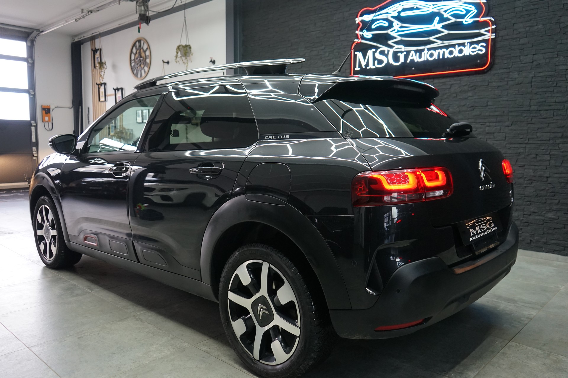 CITROEN C4 Cactus 1.2 Pure Tech Shine EAT6-image-2