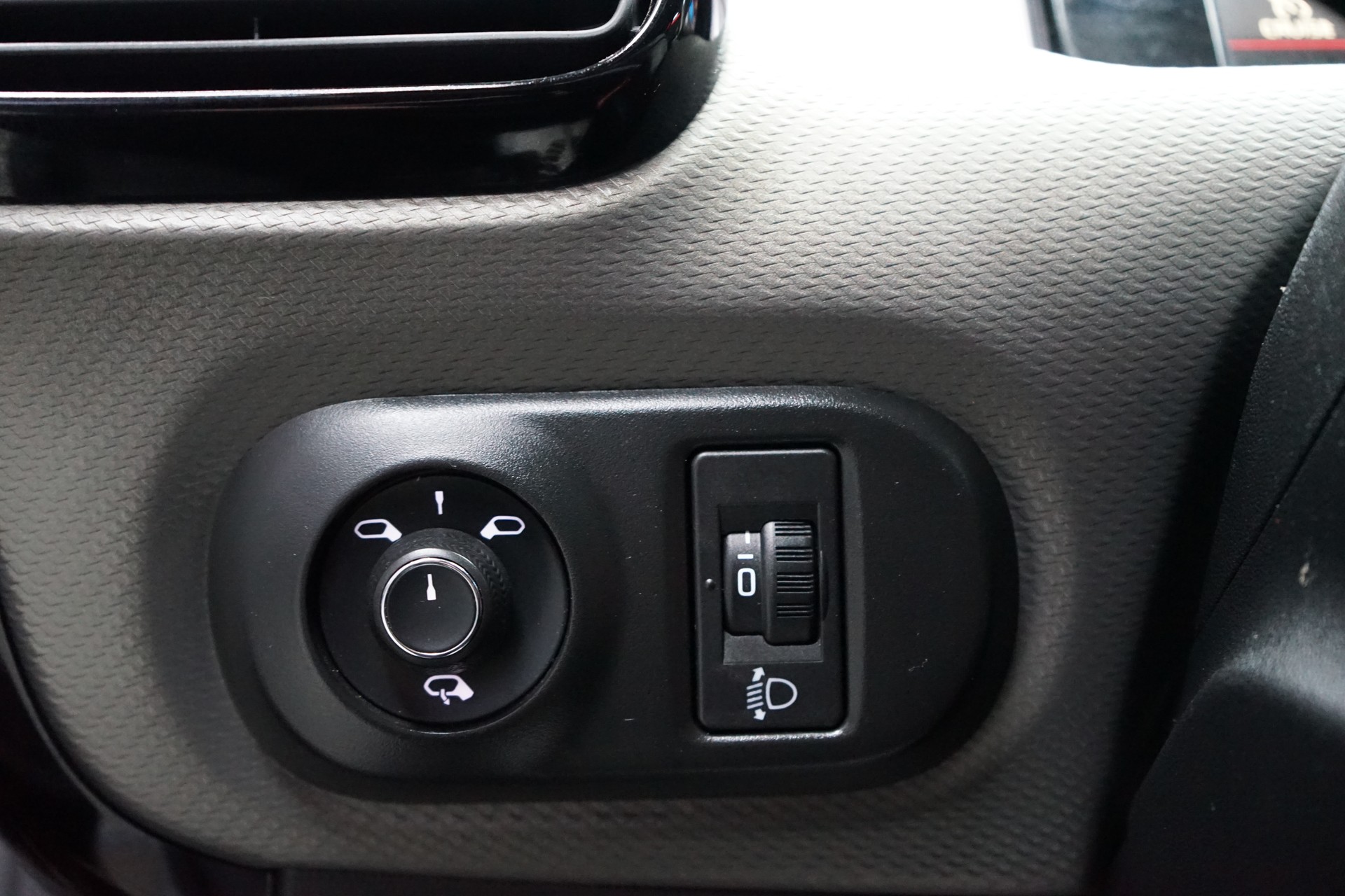 CITROEN C4 Cactus 1.2 Pure Tech Shine EAT6-image-21