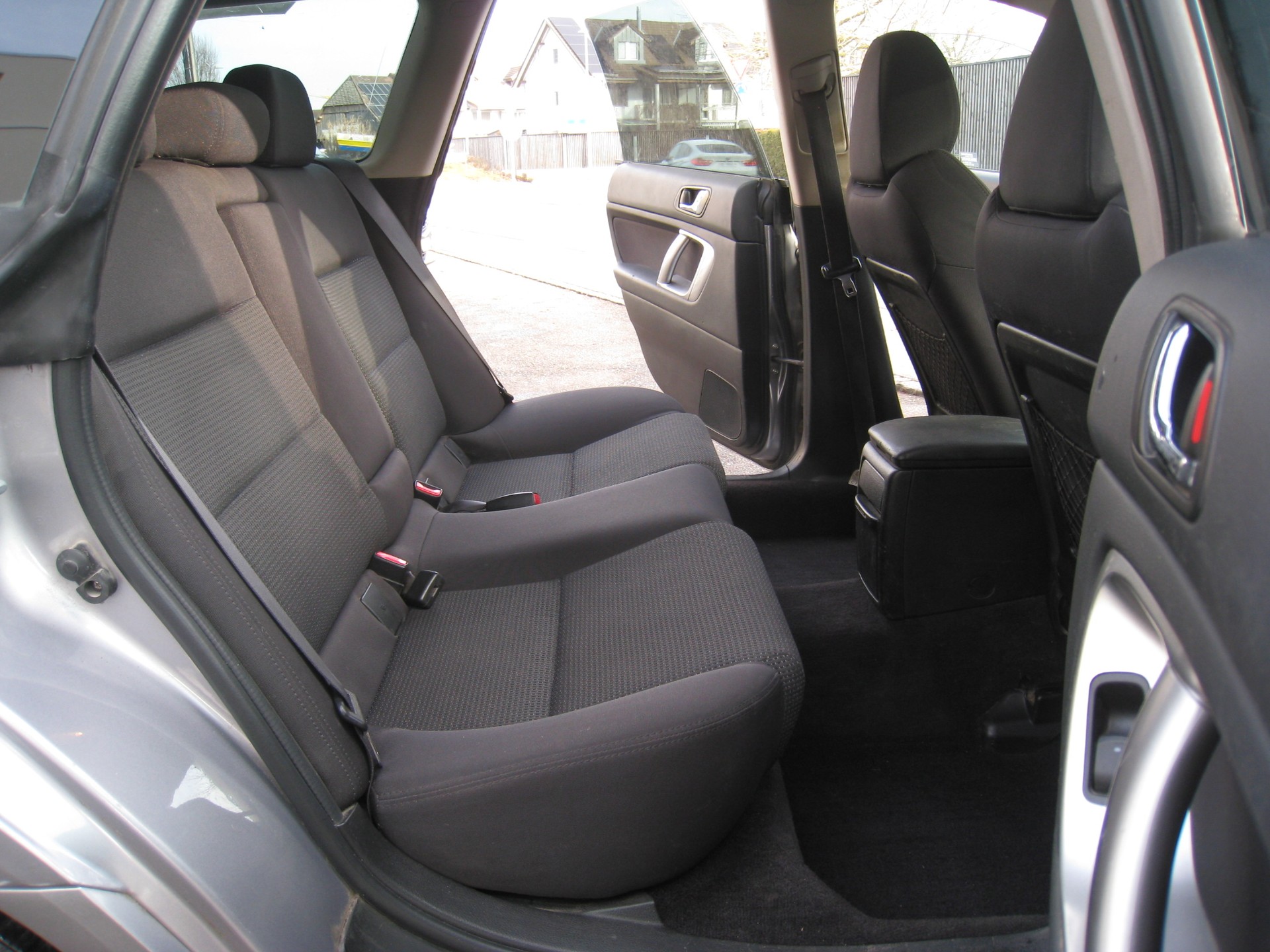 SUBARU Legacy 2.0R AWD Swiss-image-13