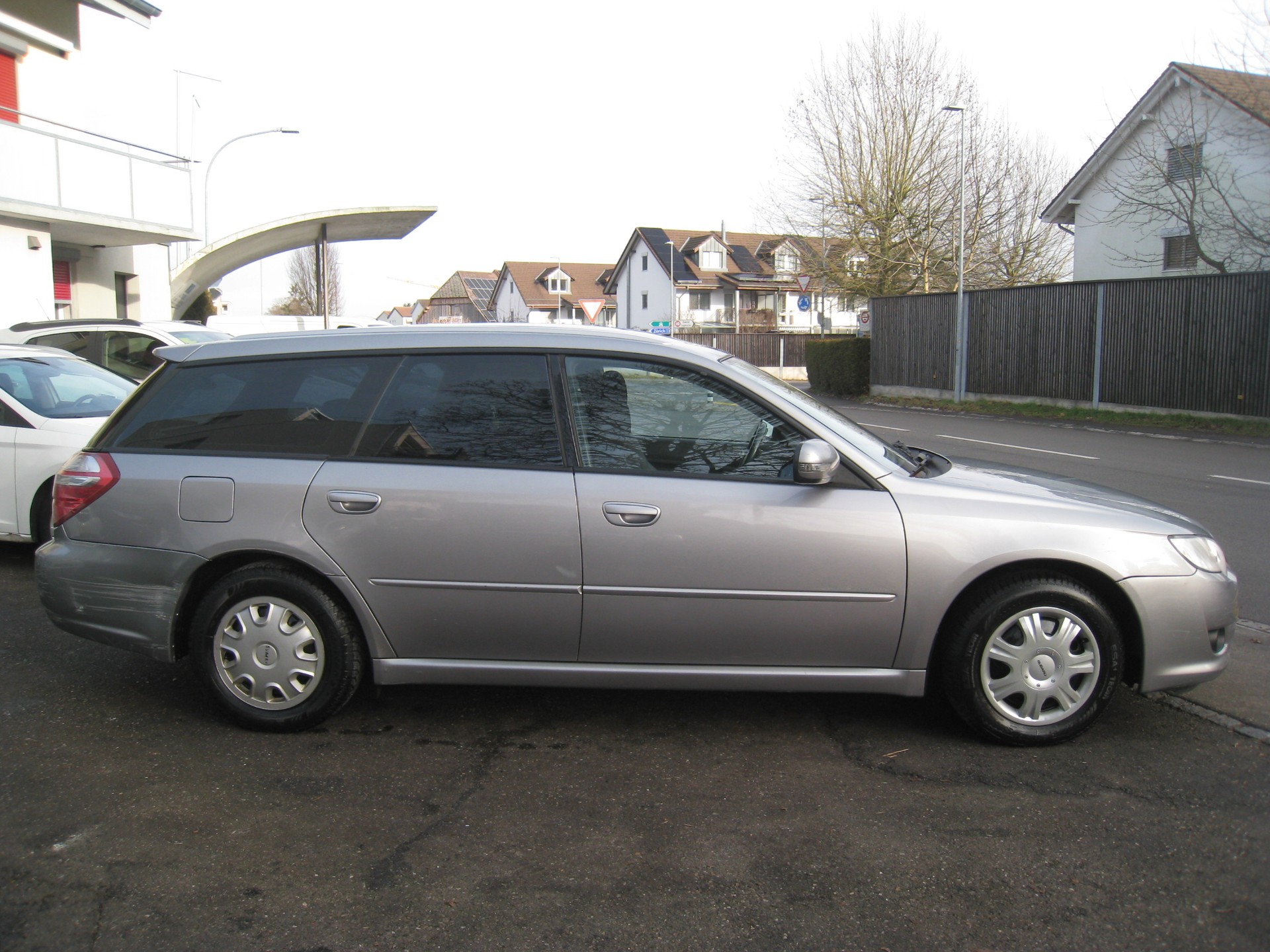 SUBARU Legacy 2.0R AWD Swiss-image-4