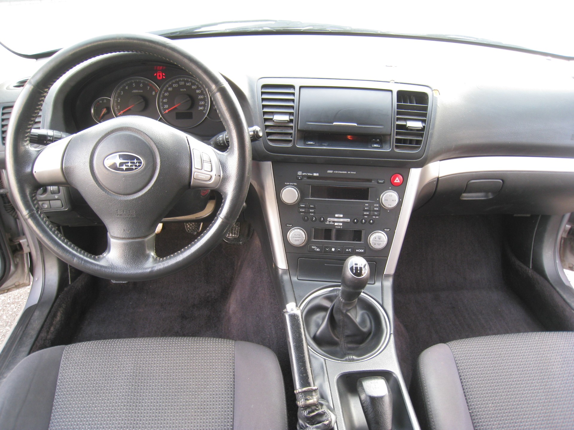 SUBARU Legacy 2.0R AWD Swiss-image-9