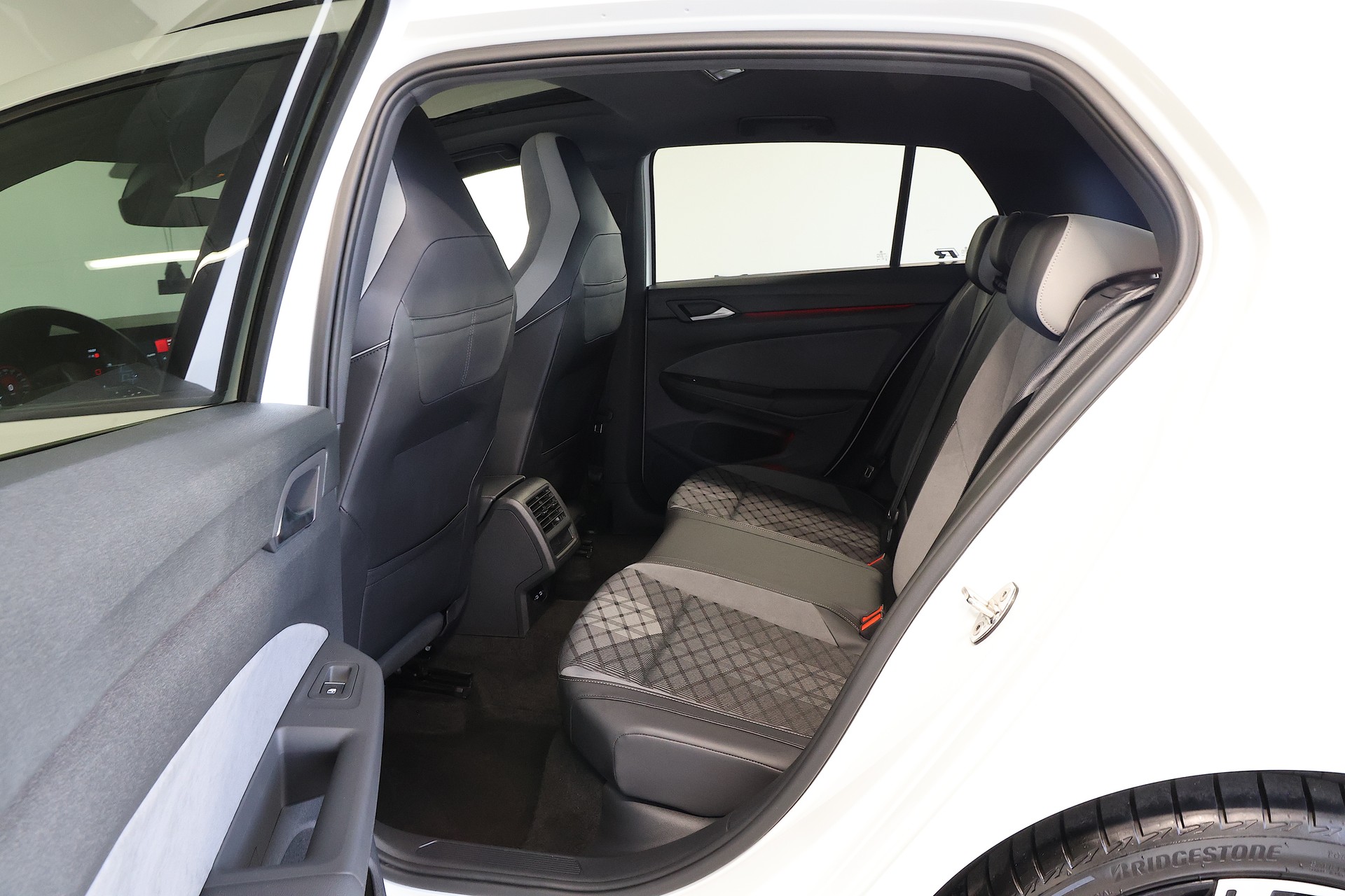 VW Golf 2.0 TDI R-Line DSG-image-16