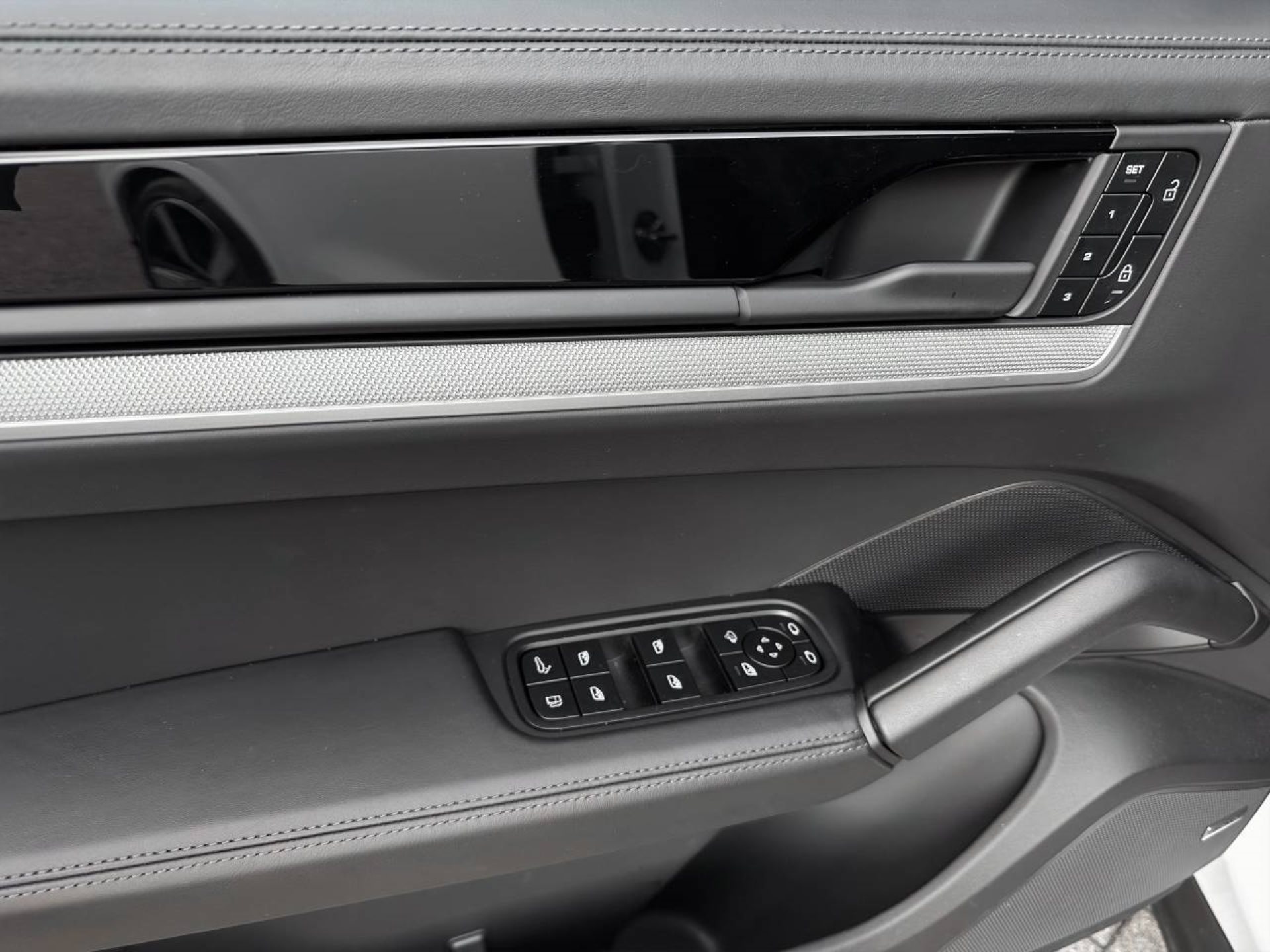 PORSCHE Cayenne E-Hybrid-image-24