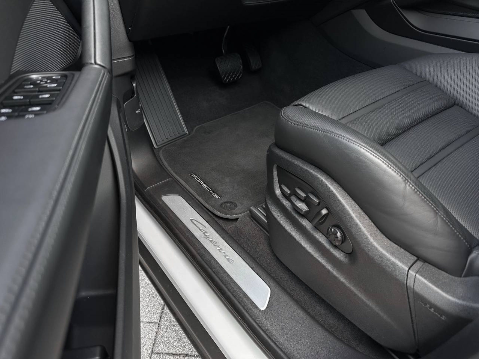 PORSCHE Cayenne E-Hybrid-image-19