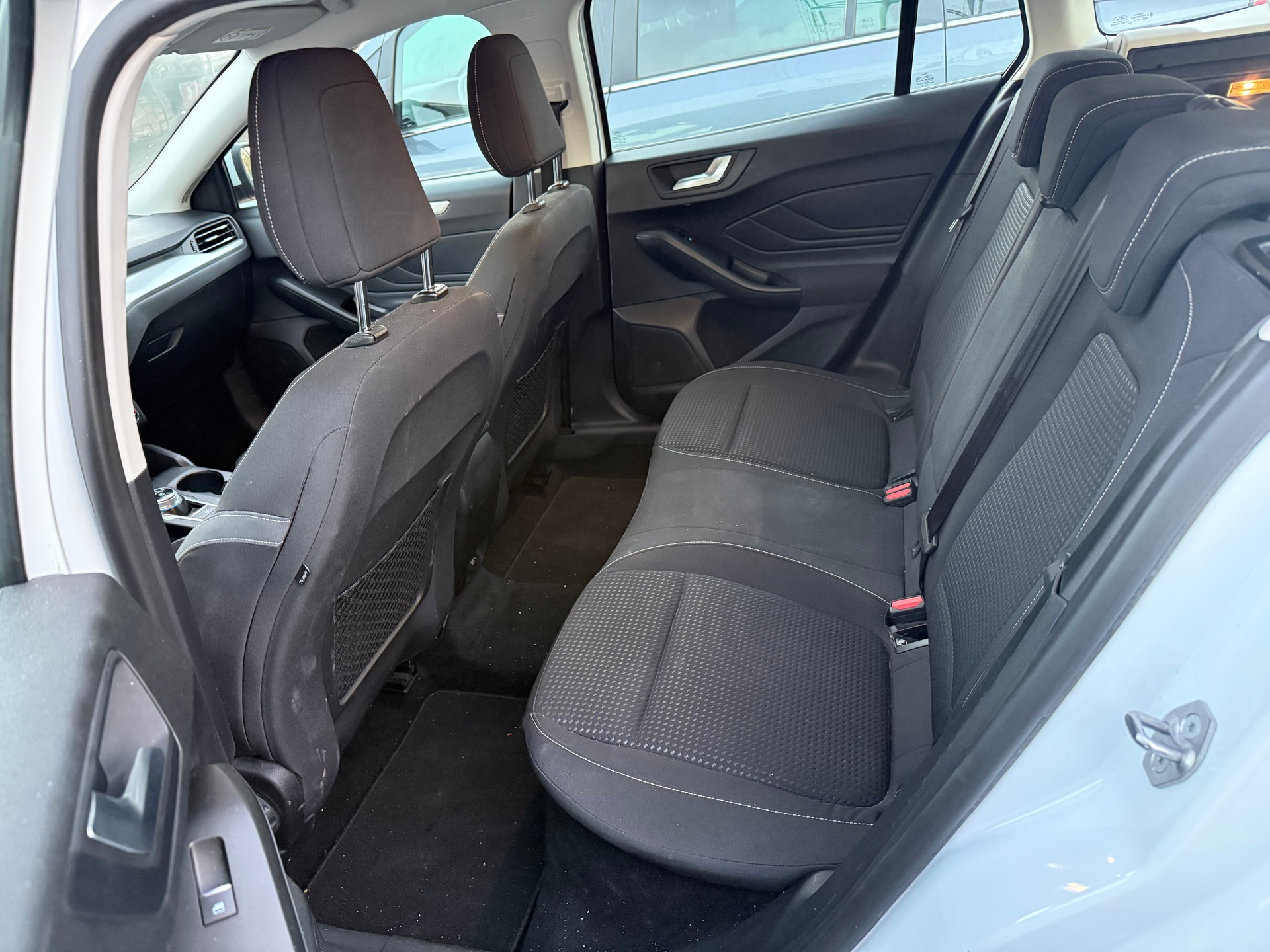 FORD Focus 1.0 SCTi Cool Connect Automatic-image-8