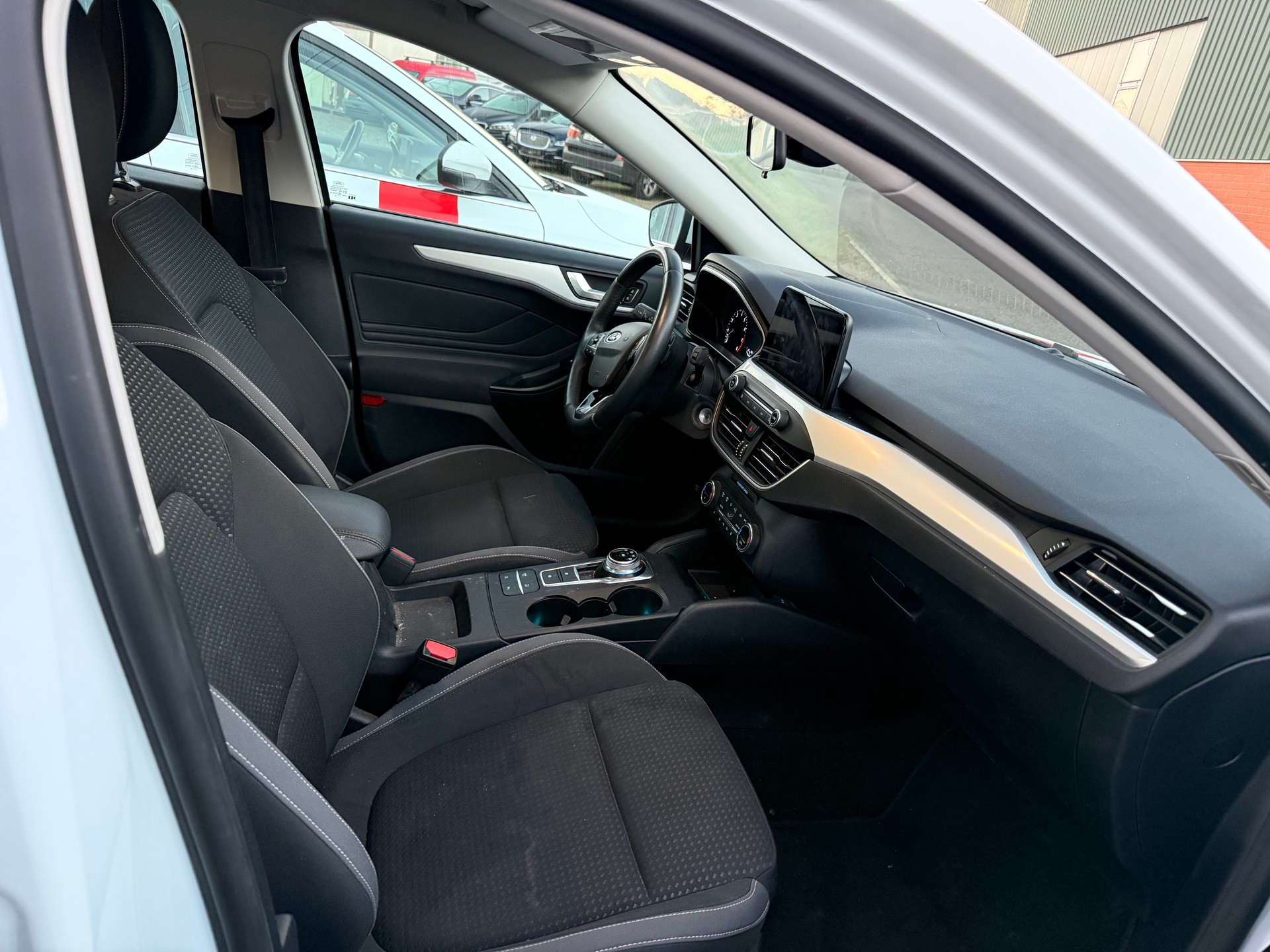 FORD Focus 1.0 SCTi Cool Connect Automatic-image-6