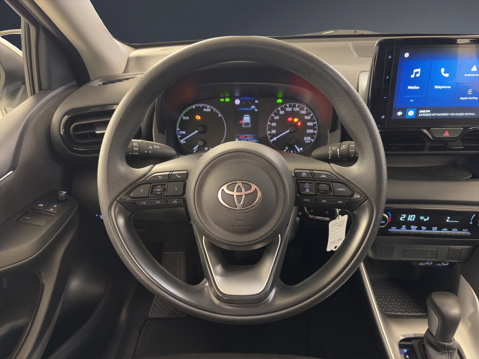 TOYOTA Yaris 1.5 Comfort e-CVT-image-12