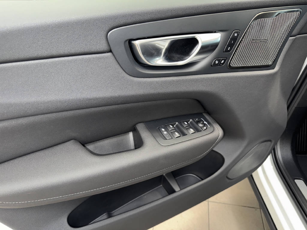 VOLVO XC60 2.0 T6 TE Ultra Dark eAWD-image-12