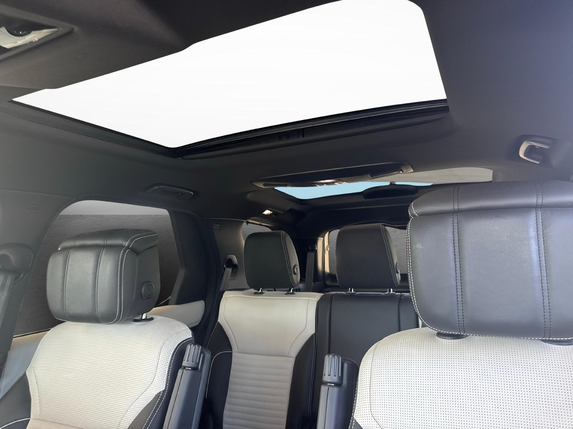 LAND ROVER Discovery 3.0 D I6 300 Metropolitan Edition-image-17