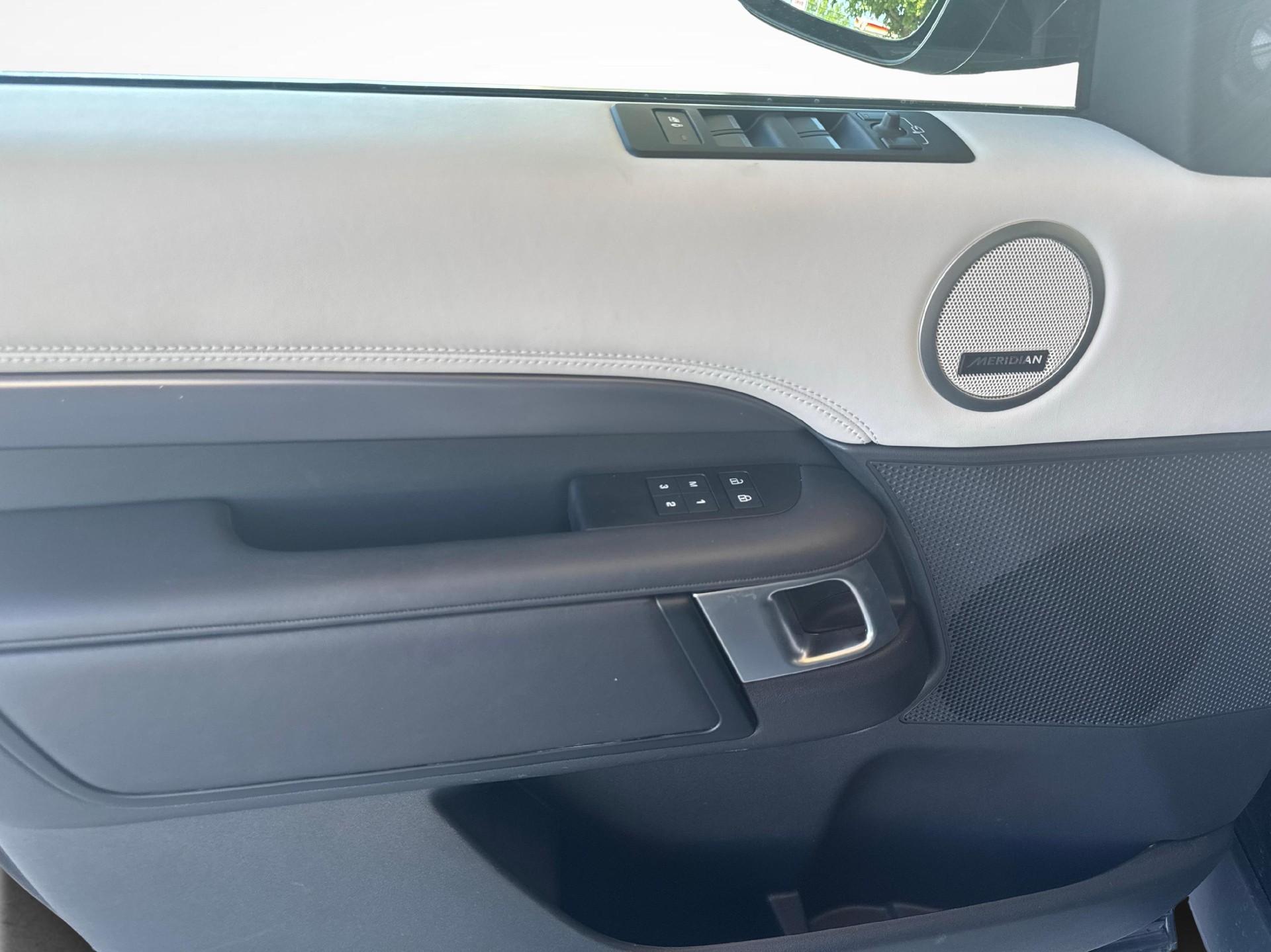 LAND ROVER Discovery 3.0 D I6 300 Metropolitan Edition-image-12