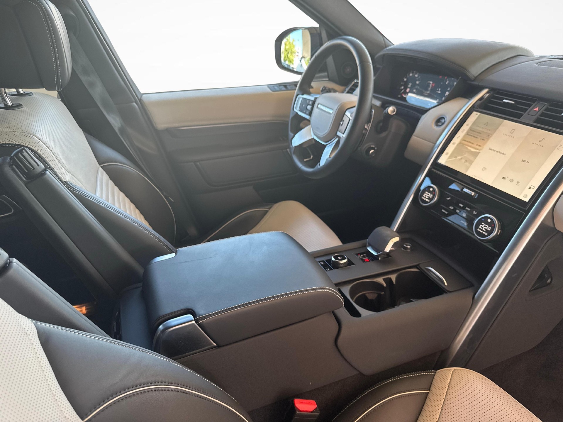 LAND ROVER Discovery 3.0 D I6 300 Metropolitan Edition-image-9