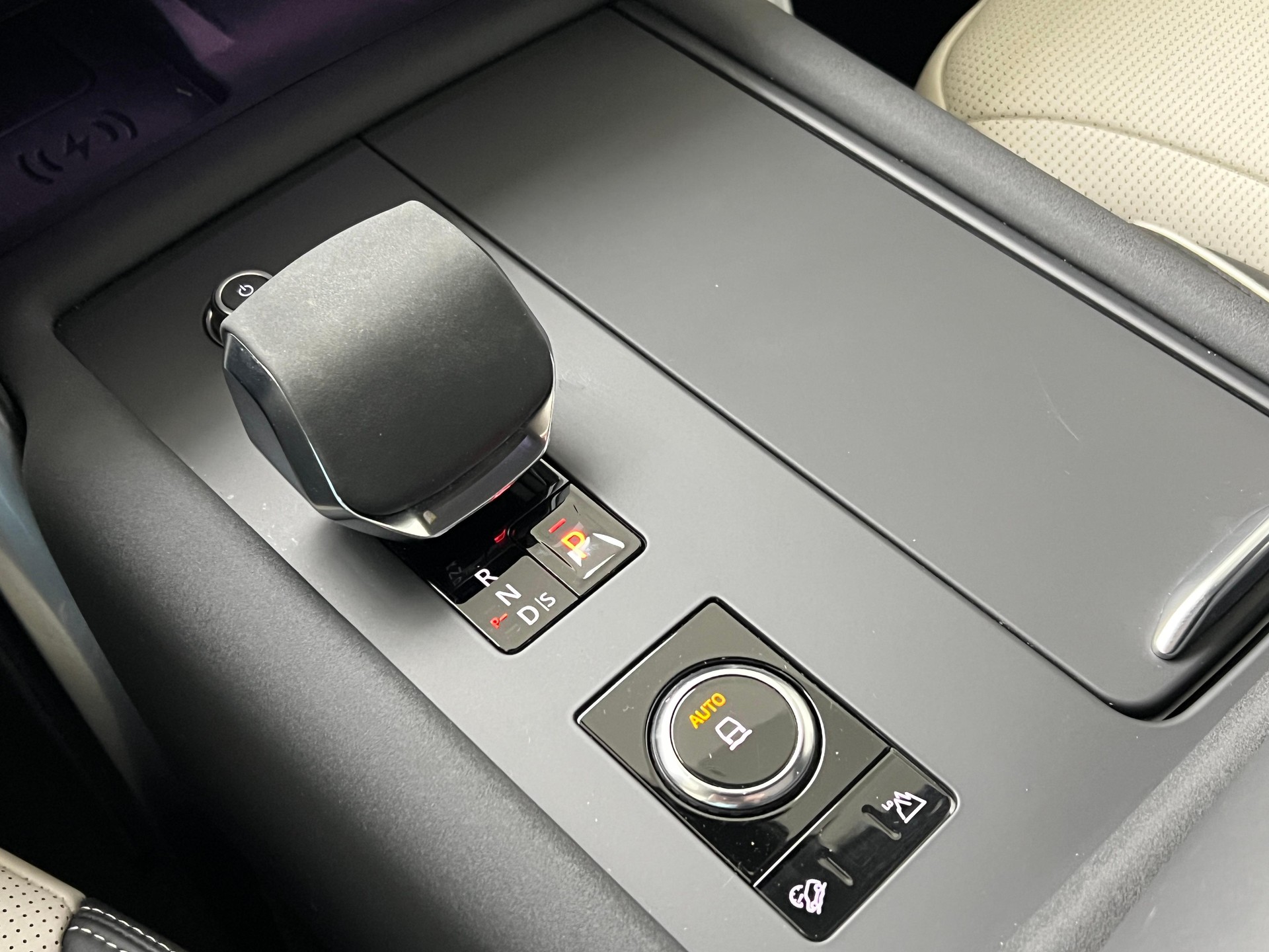 LAND ROVER Discovery 3.0 D I6 300 Metropolitan Edition / Jetzt mit attraktivem 1.99% Leasing-image-24