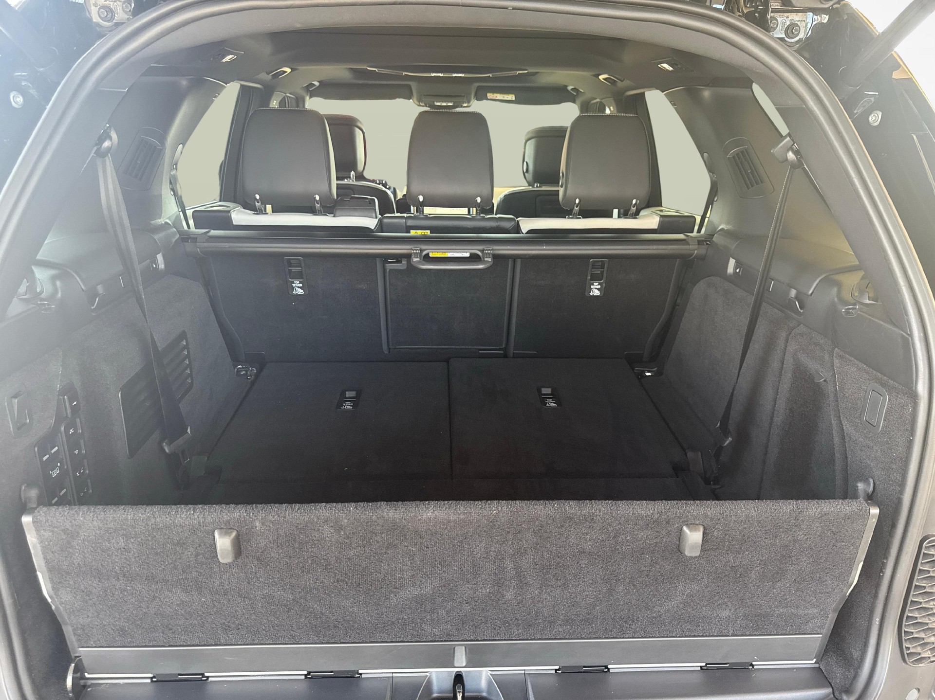 LAND ROVER Discovery 3.0 D I6 300 Metropolitan Edition-image-11