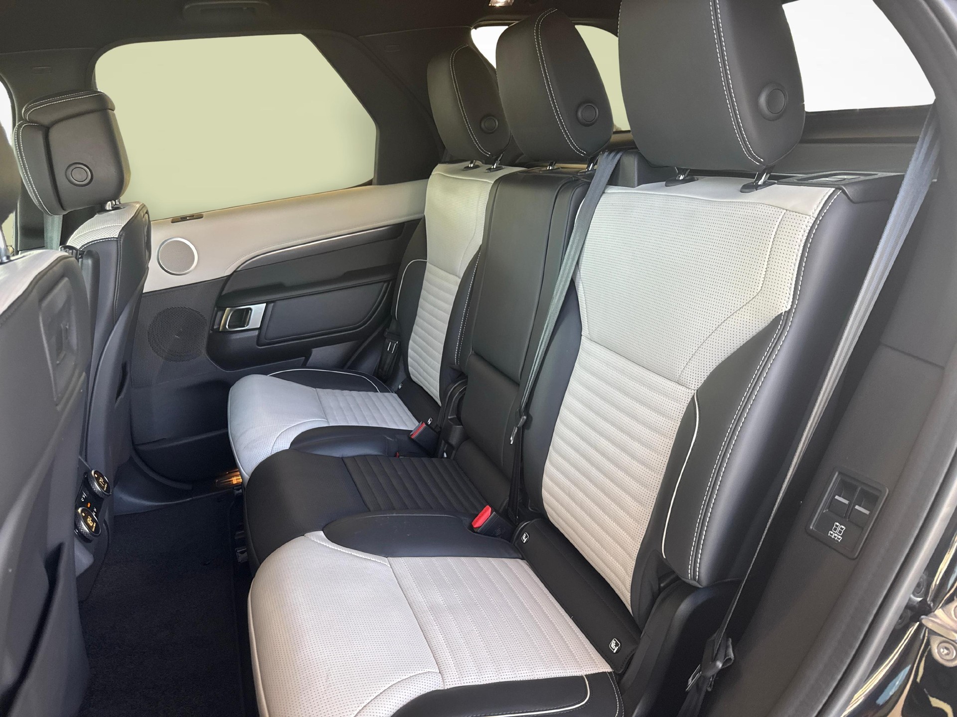 LAND ROVER Discovery 3.0 D I6 300 Metropolitan Edition-image-10
