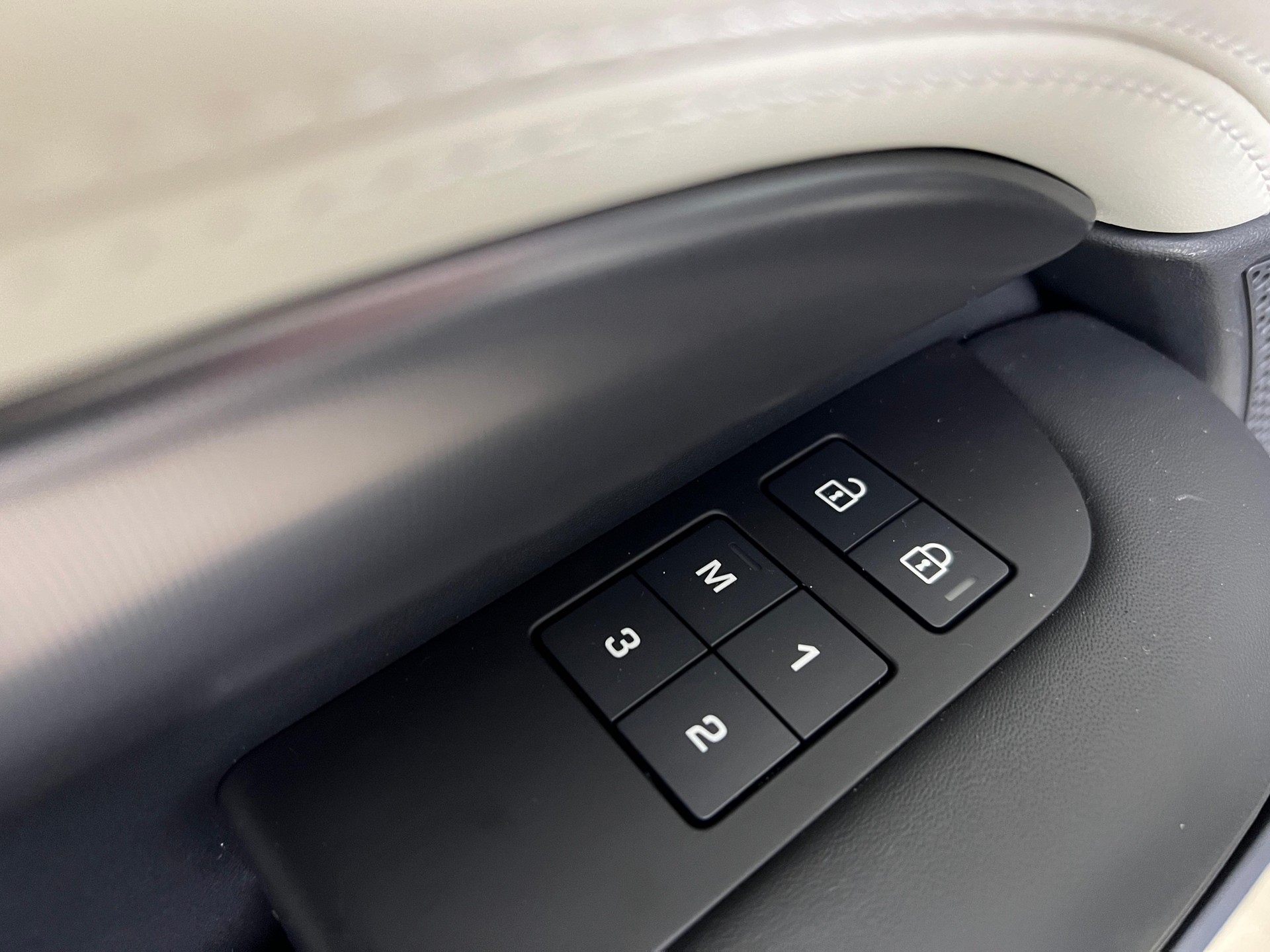 LAND ROVER Discovery 3.0 D I6 300 Metropolitan Edition / Jetzt mit attraktivem 1.99% Leasing-image-26